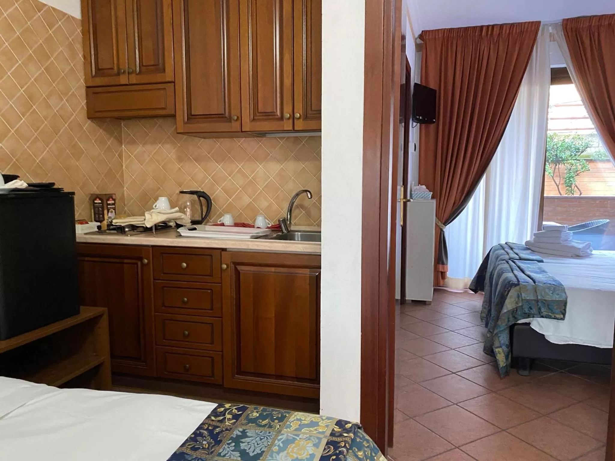Kitchen or kitchenette, Bed in EURO HOUSE INN airport
