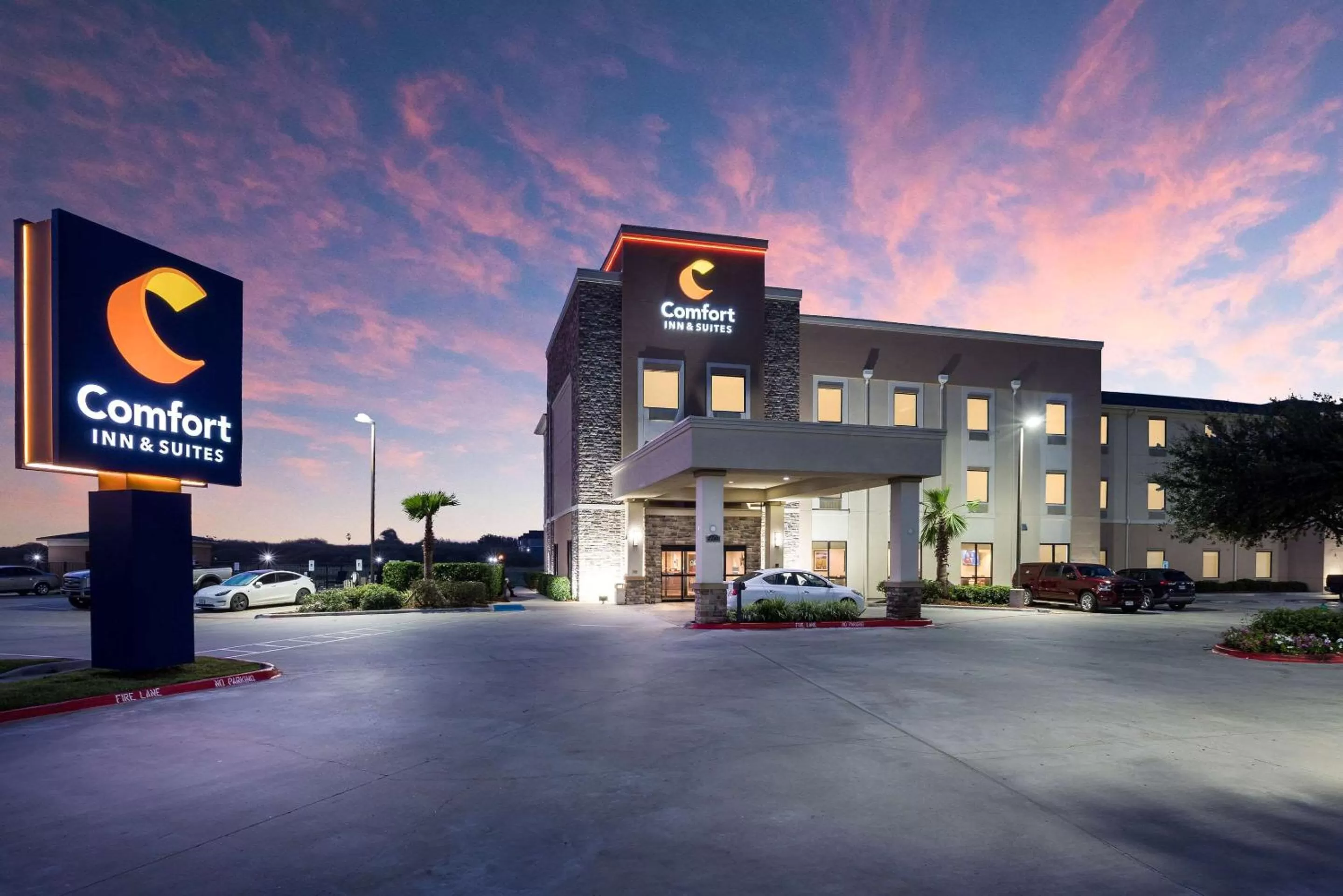 Property building in Comfort Inn & Suites Victoria North
