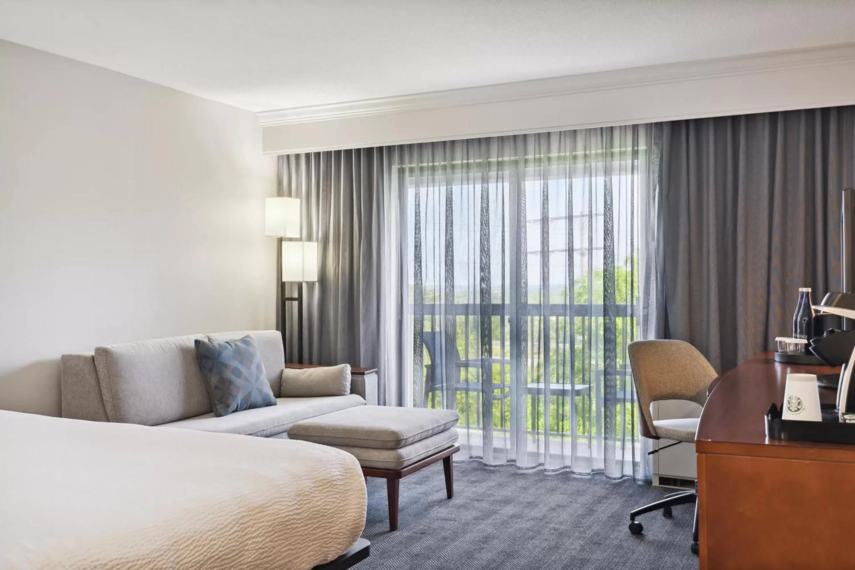 Bedroom, Bed in Courtyard Burlington Williston