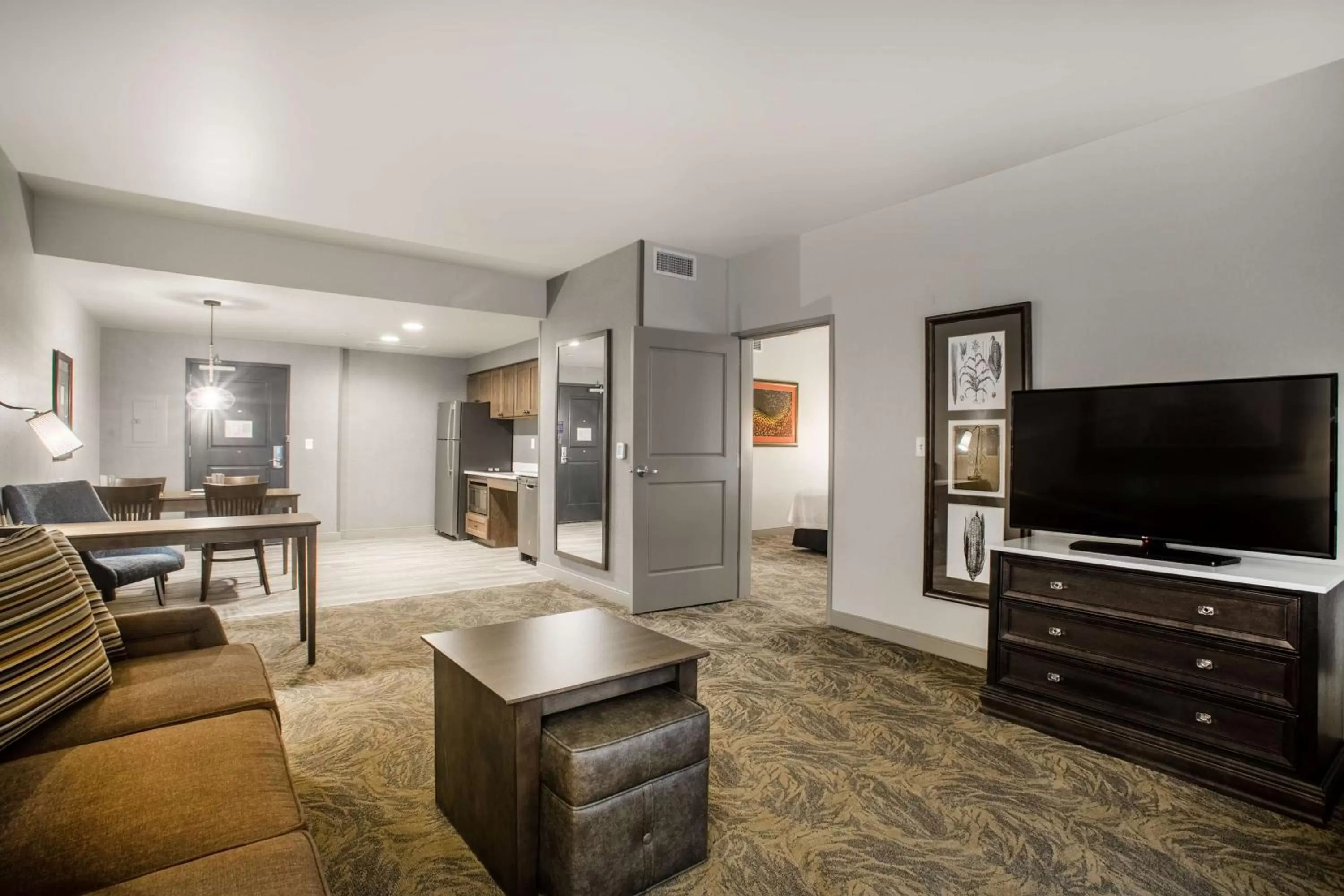 Living room, Bed in Homewood Suites By Hilton Salina/Downtown, Ks