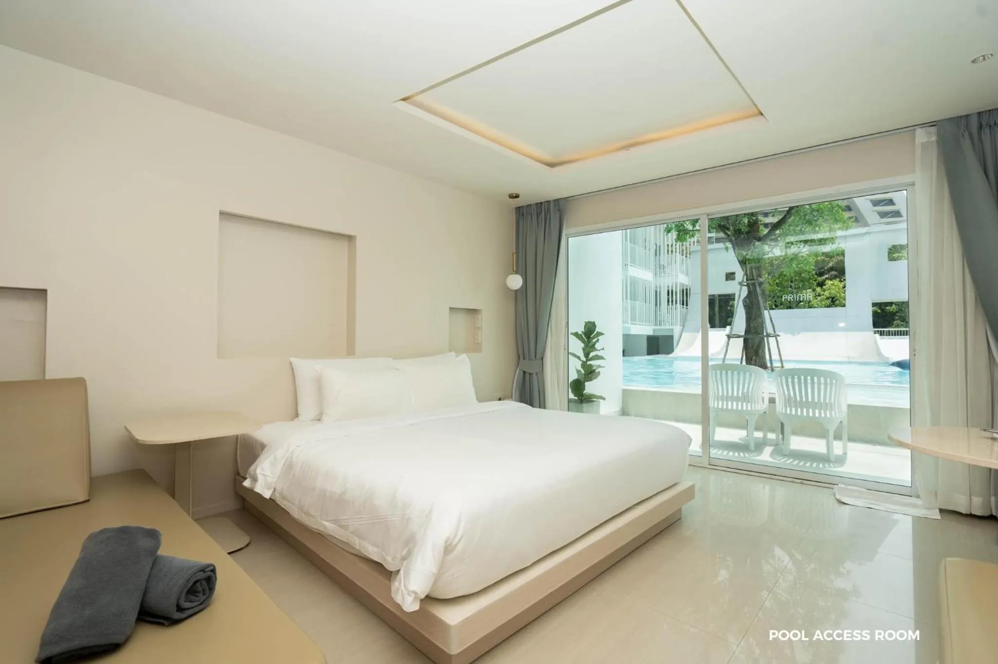 View (from property/room), Bed in Prima Hotel Pattaya