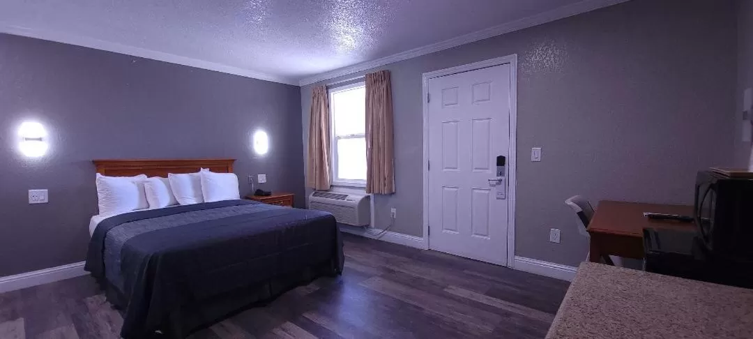 Photo of the whole room, Bed in Sycamore Inn Chico University Area