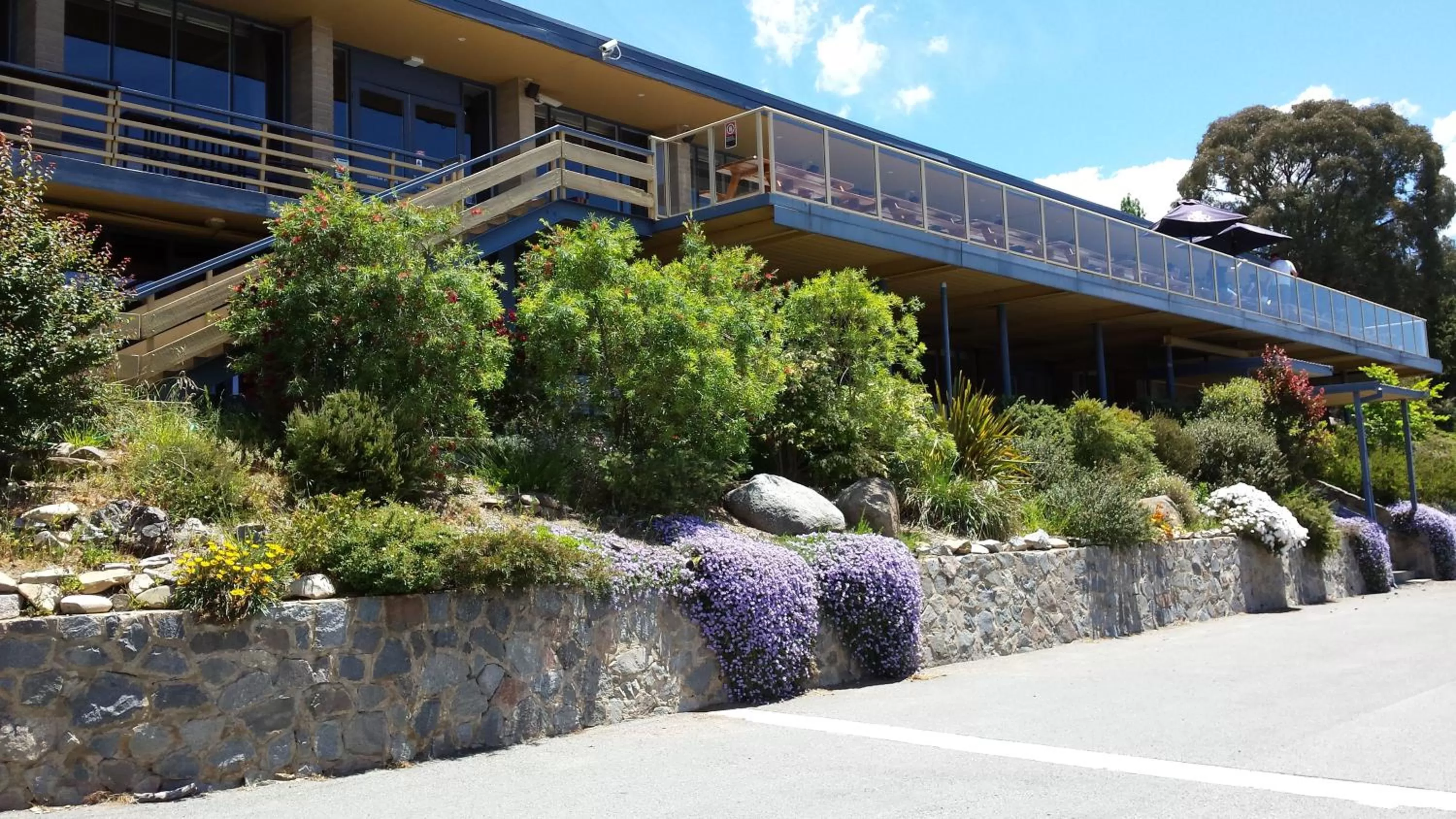 Facade/entrance in Lake Jindabyne Hotel