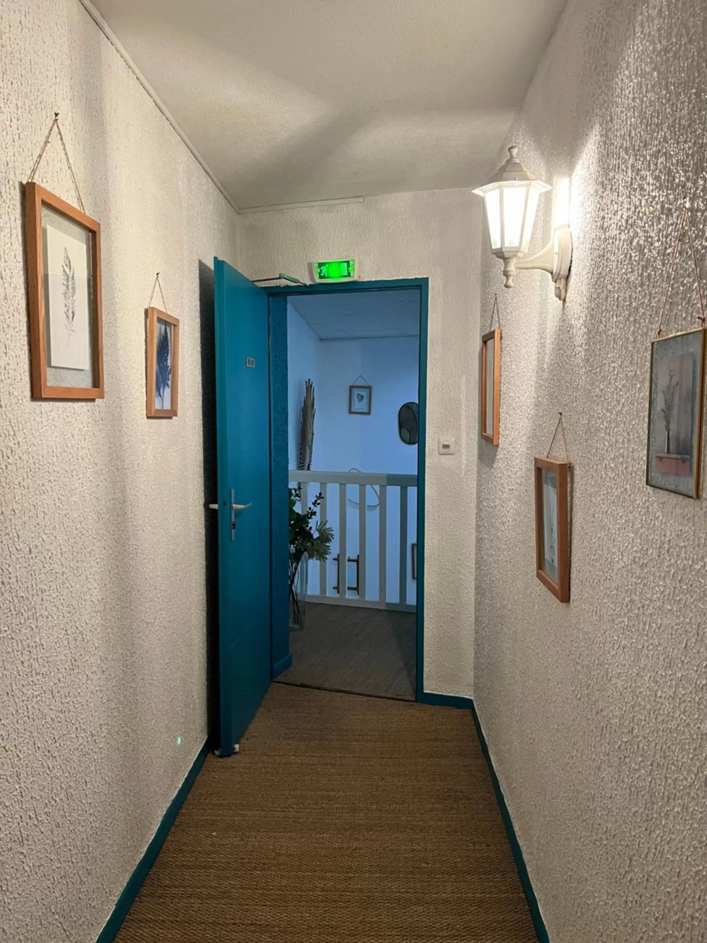 Property building, Bed in Hôtel Le Thurot- Dijon Centre ville Gare