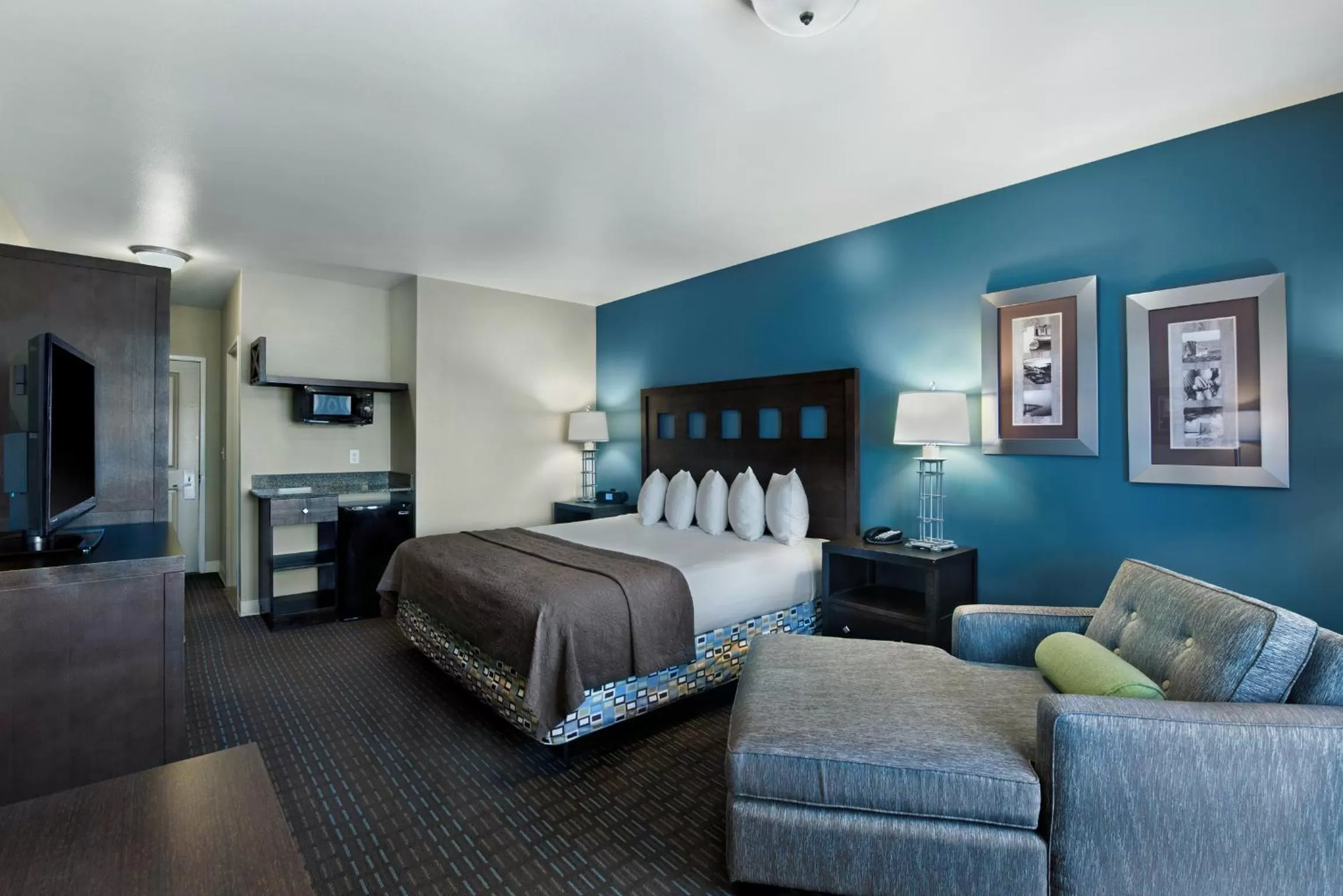 TV and multimedia, Bed in Oxford Suites Silverdale