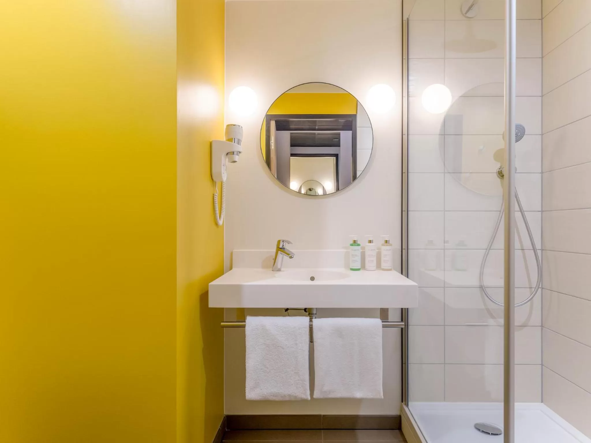 Bathroom in ibis Styles Paris Meteor Avenue d'Italie
