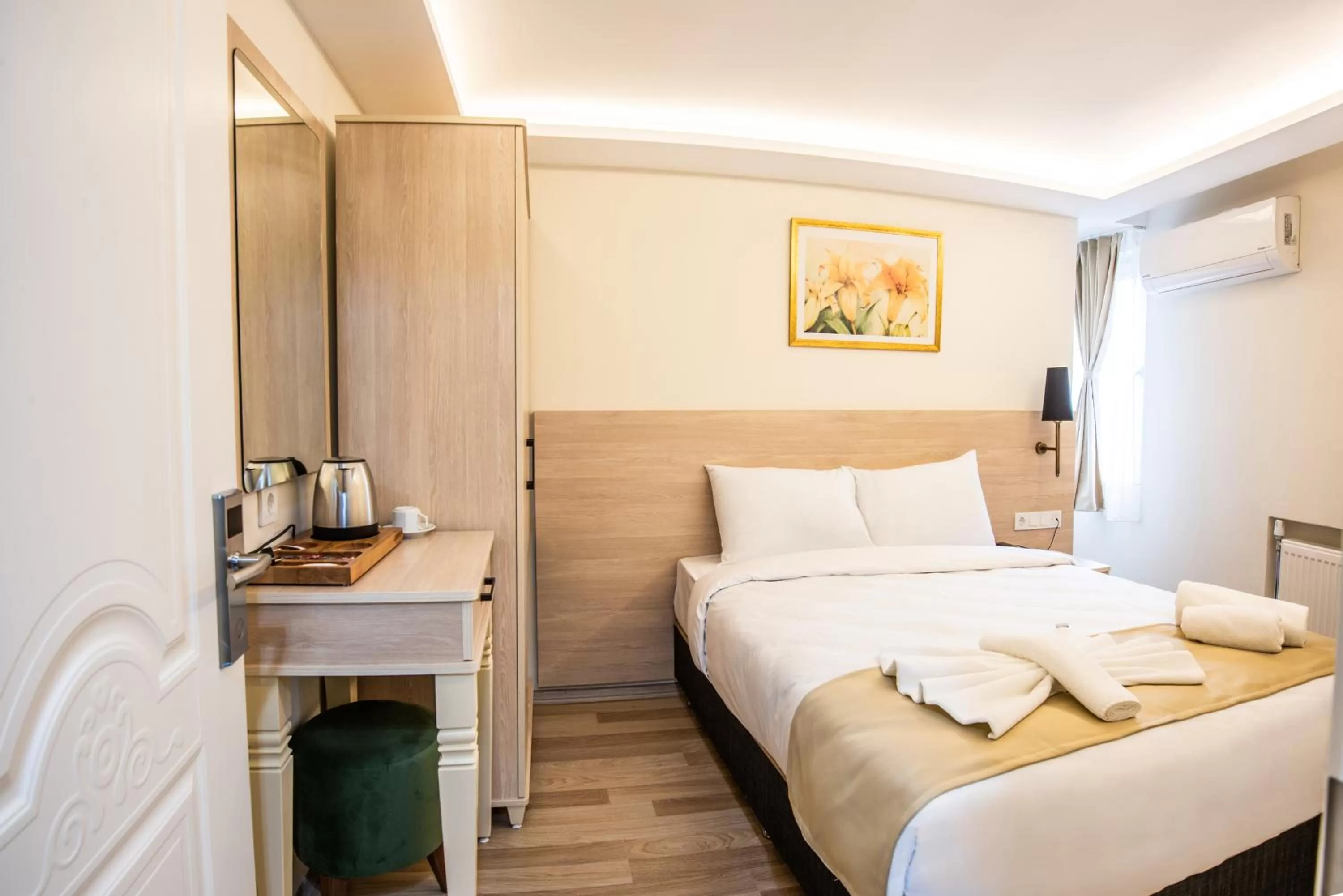 Photo of the whole room, Bed in Royal Bosphorus Hotel & SPA Hamam