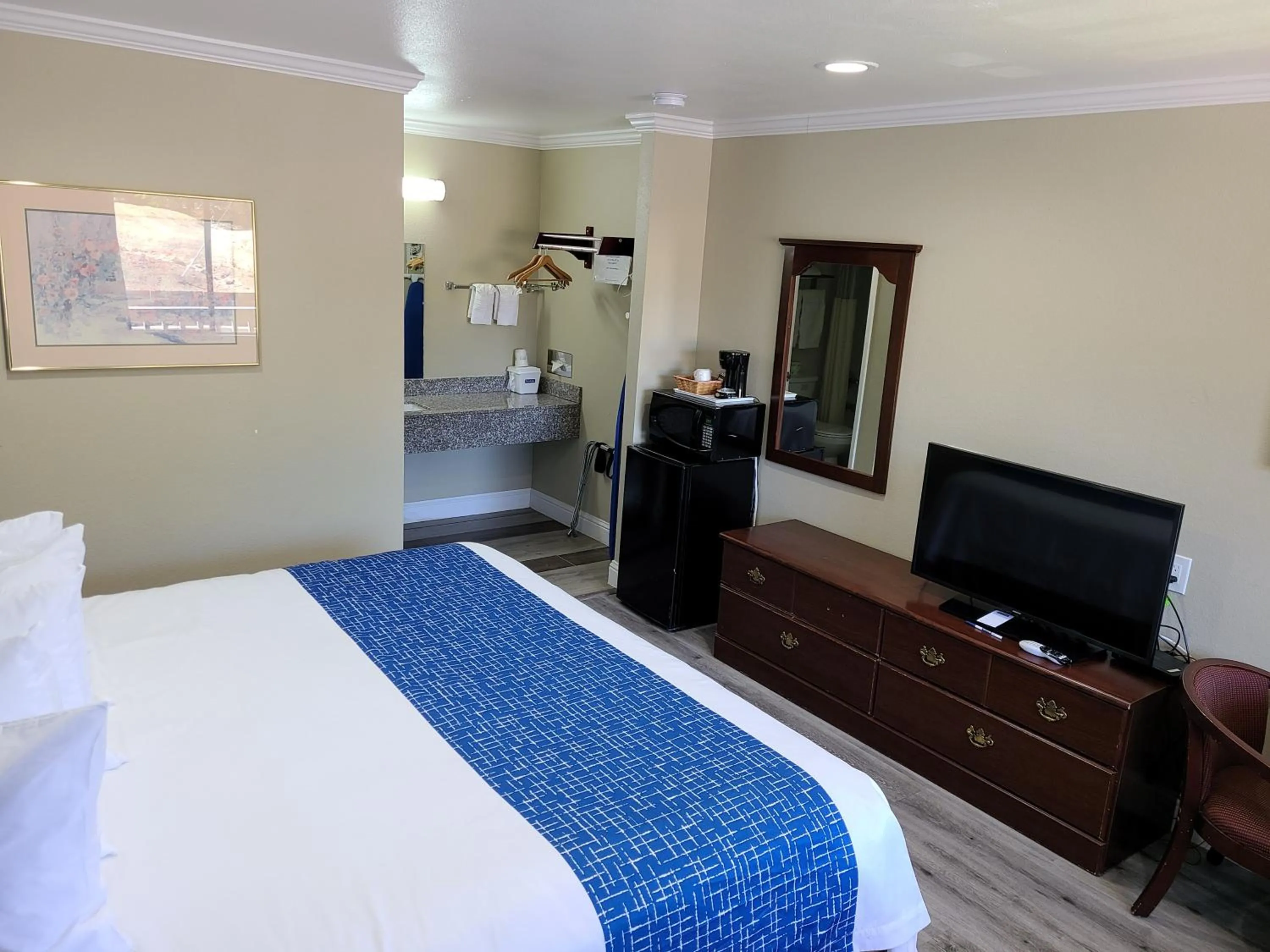 Bedroom, Bed in Travelodge by Wyndham Clearlake