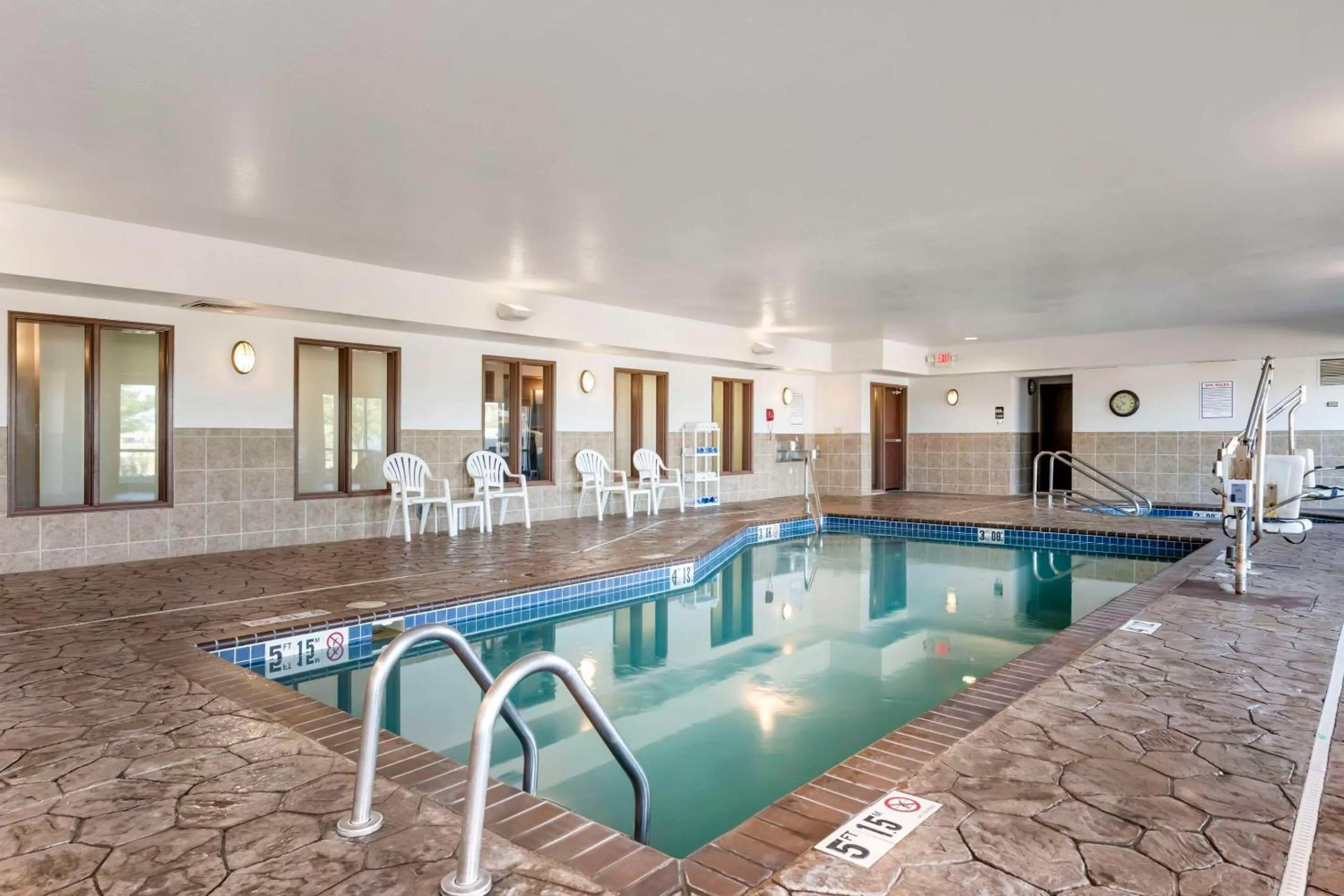 Swimming pool in Comfort Suites Conference Center Rapid City