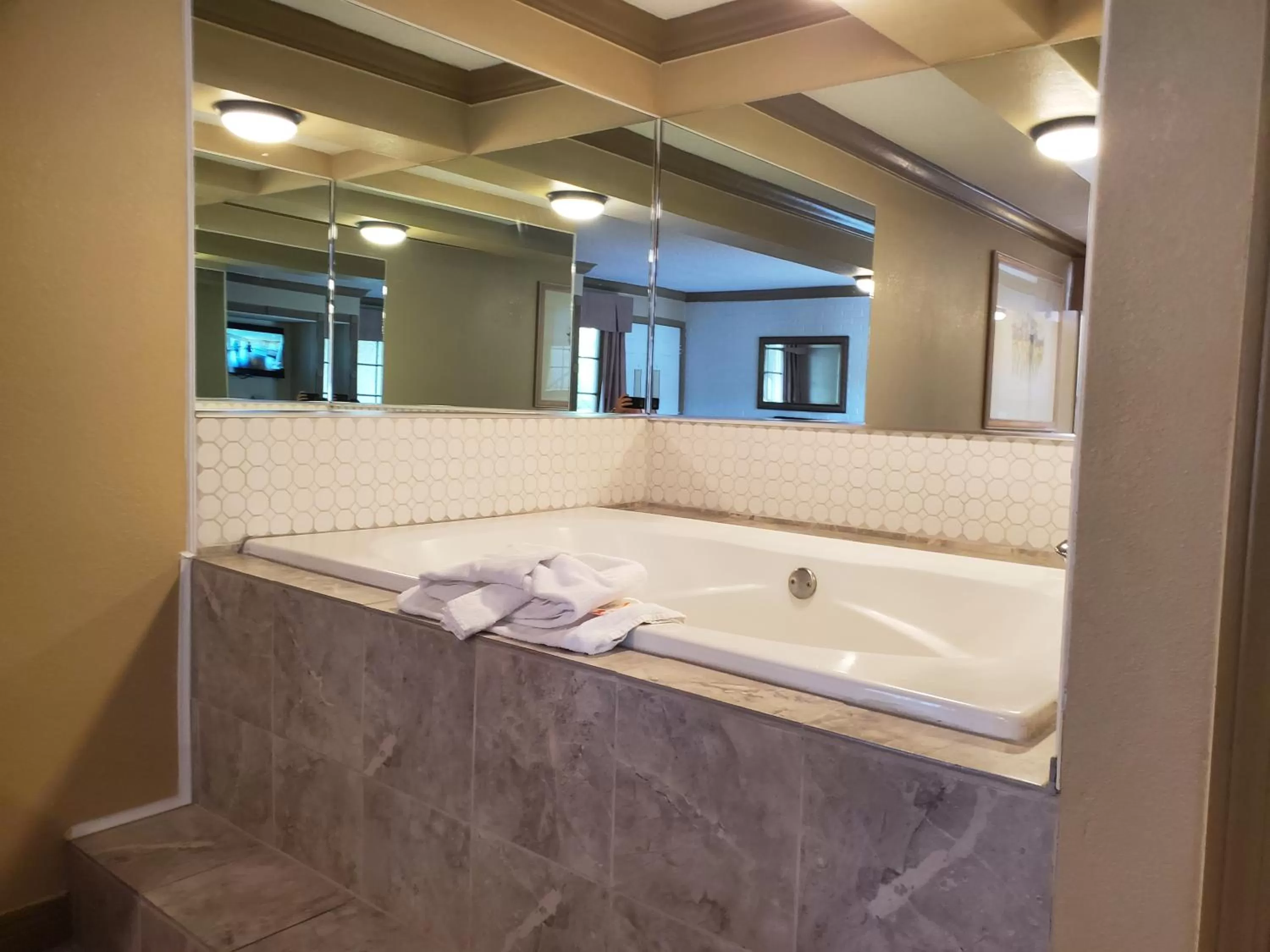 Bathroom in Colonial House Motel