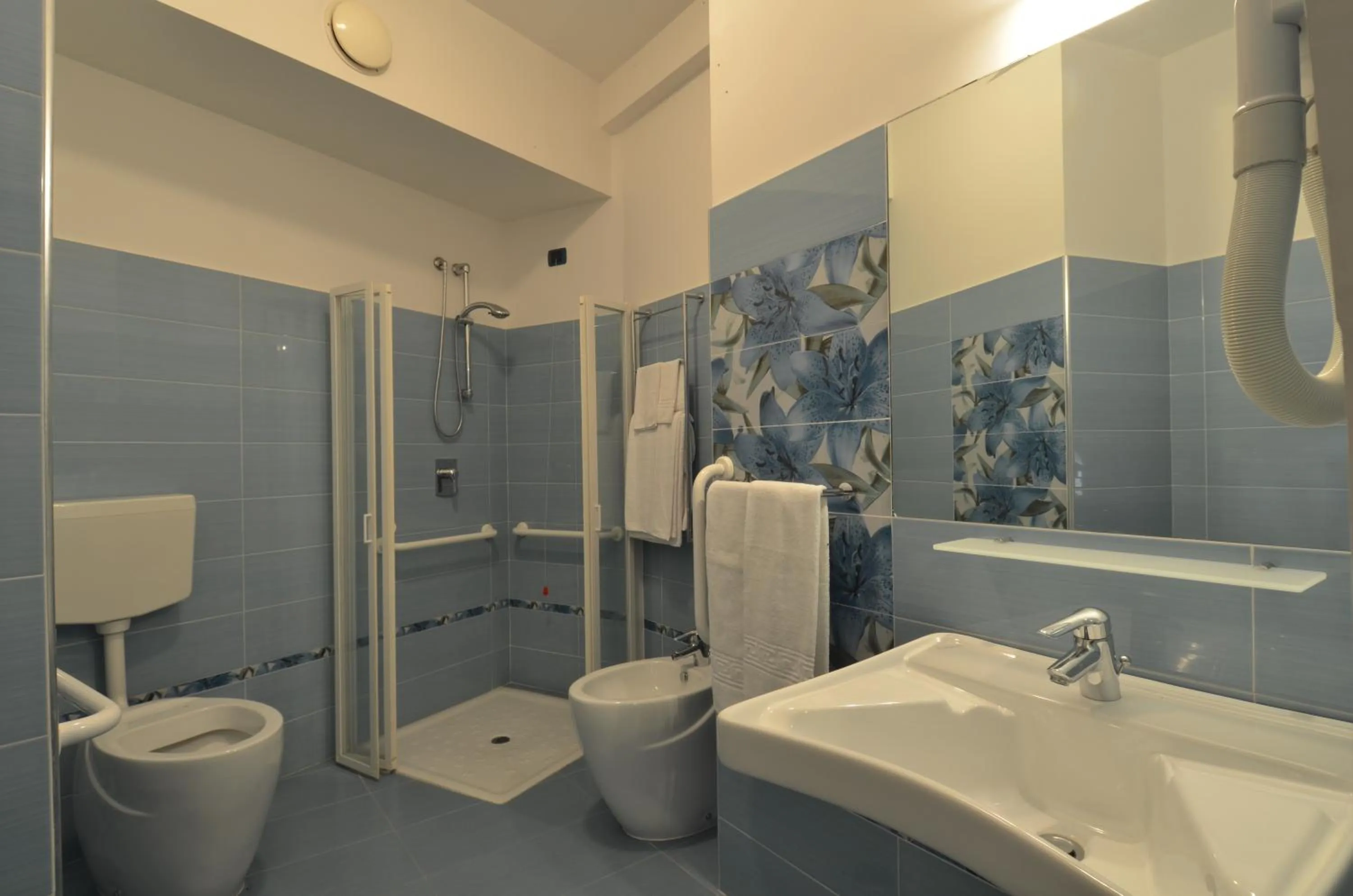 Shower in Hotel Zeus