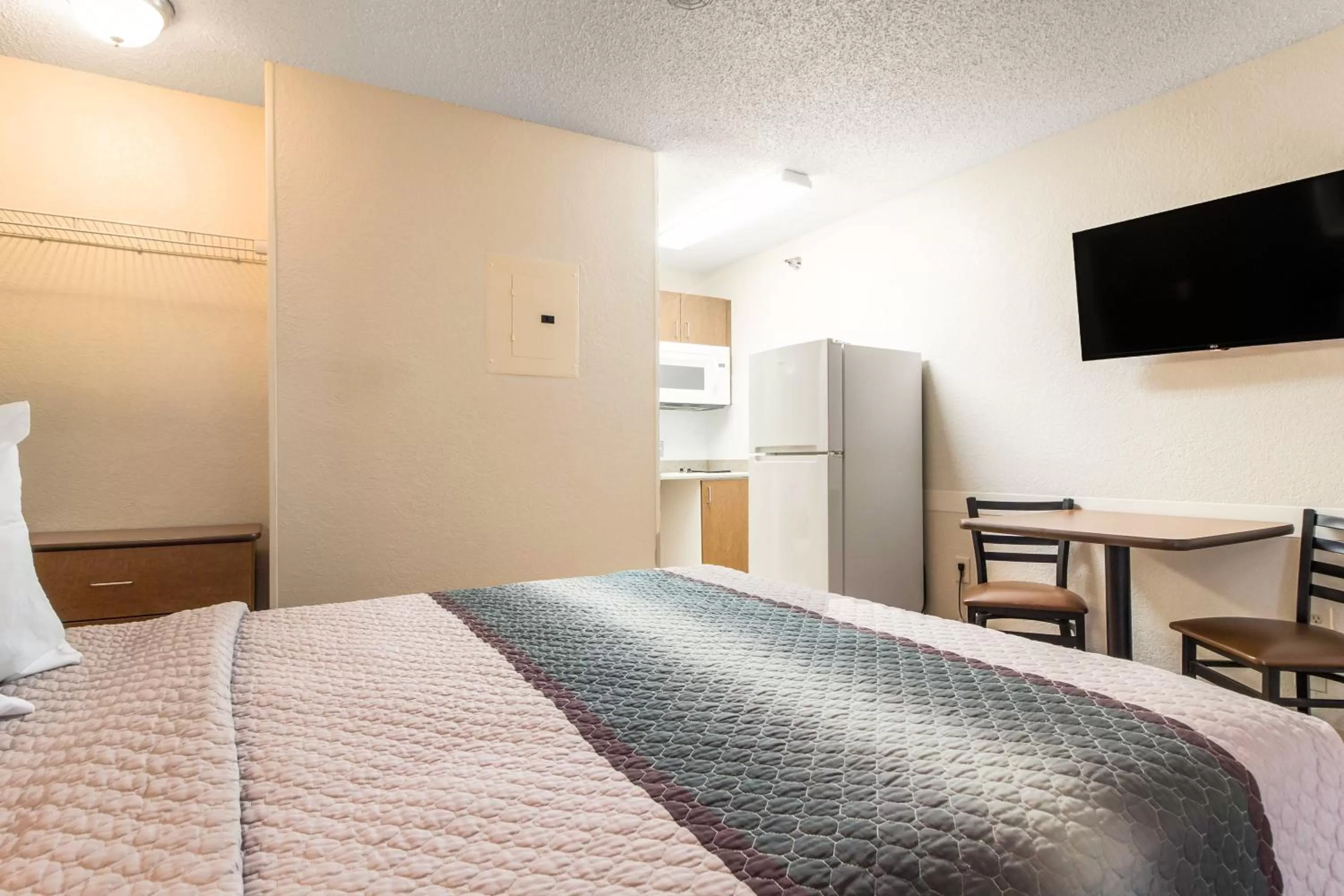 Photo of the whole room, Bed in HomeTowne Studios by Red Roof Houston - West Oaks - Energy Corridor