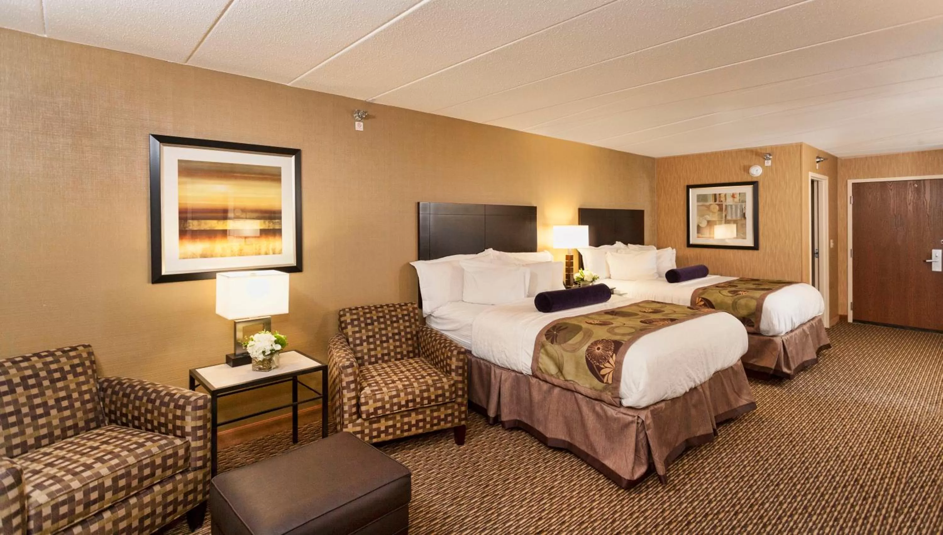 Photo of the whole room, Bed in The Inn on Lake Superior