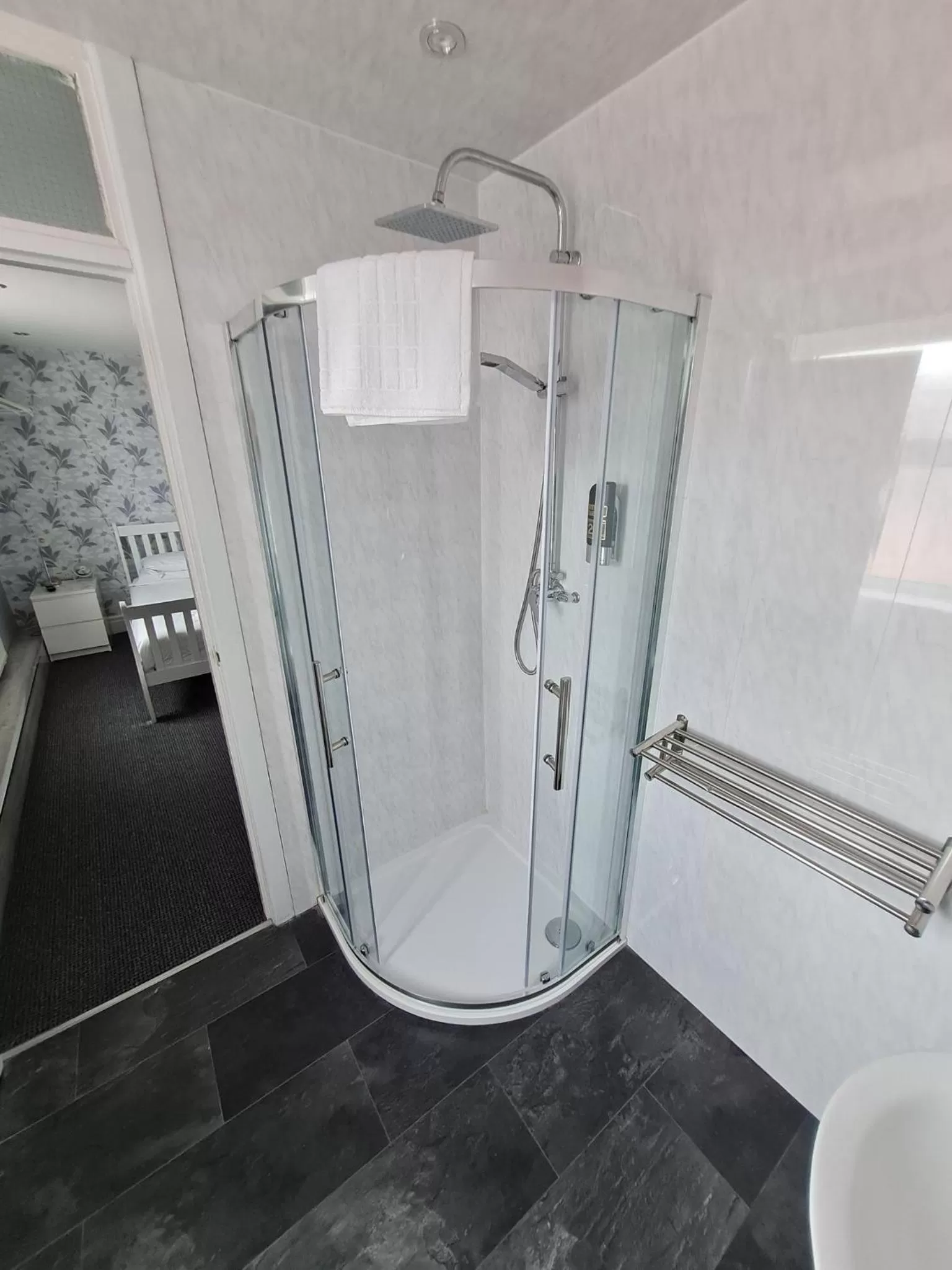 Toilet in Queens Plaza Hotel