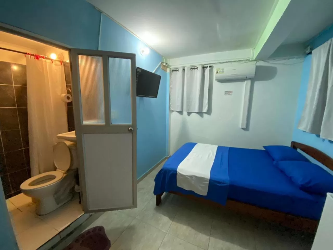 Shower, Bed in Posada Casamar 2