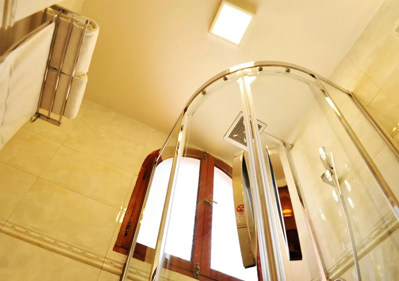 Shower in Qantu Hotel