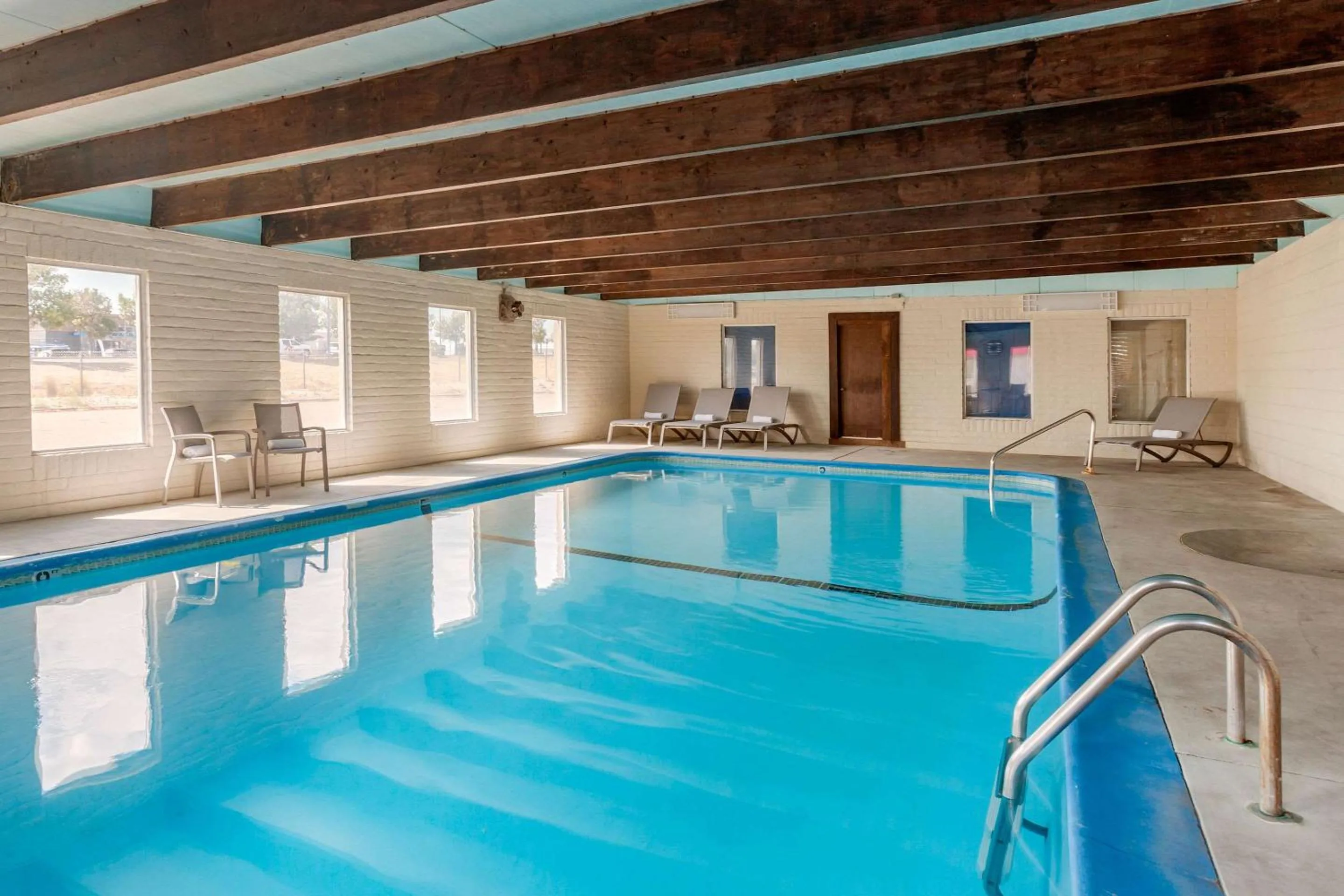 Swimming pool in Rodeway Inn & Suites Ontario