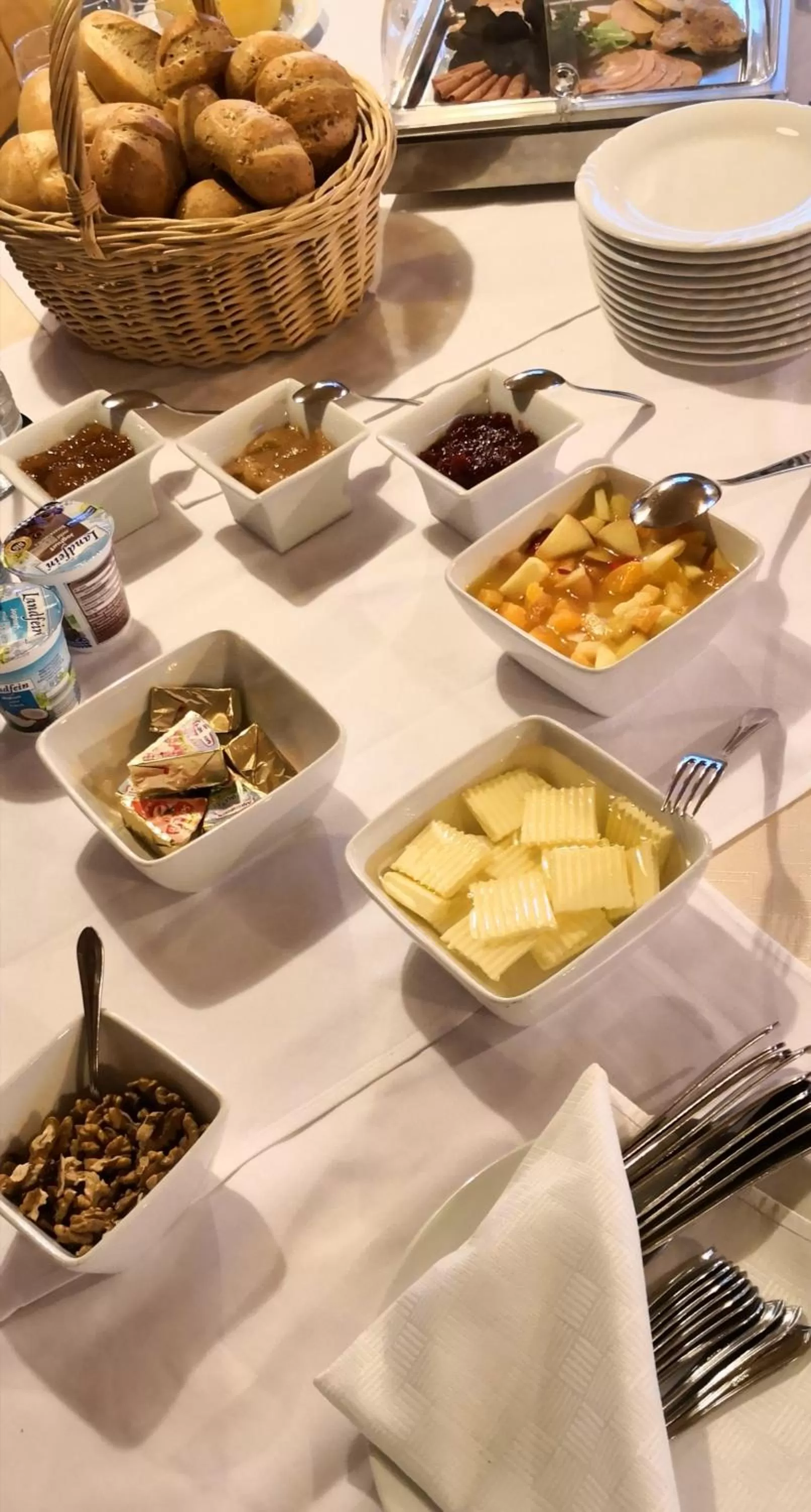 Buffet breakfast in Gästehaus und Fewo Lamm Garni