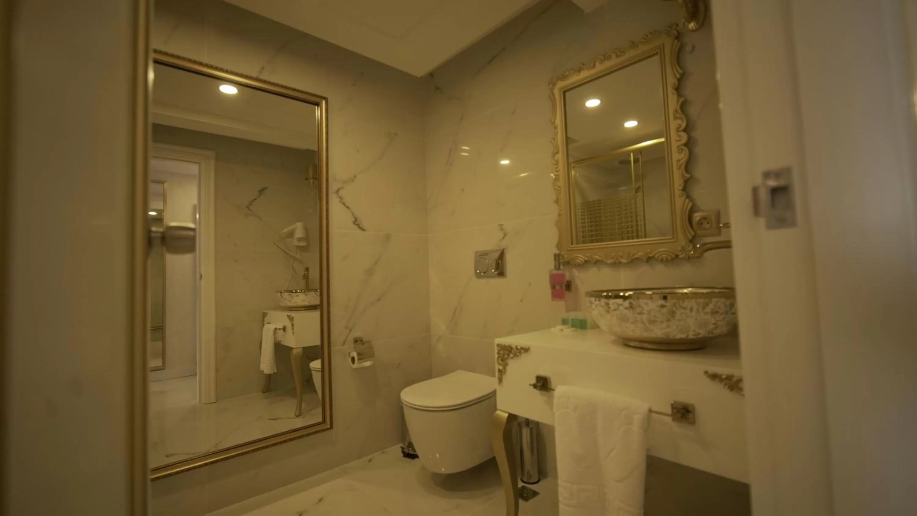 Toilet in Burj Al Istanbul