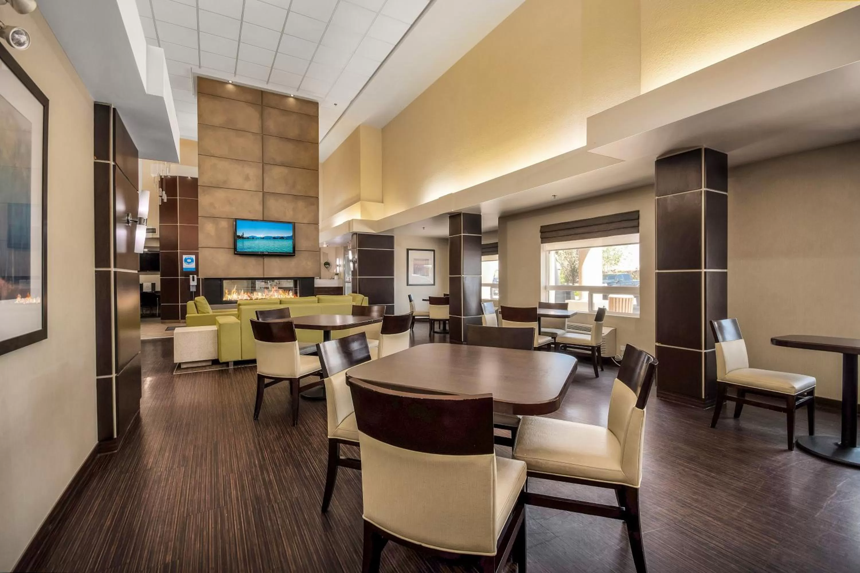 Dining area in Home Inn & Suites Regina East