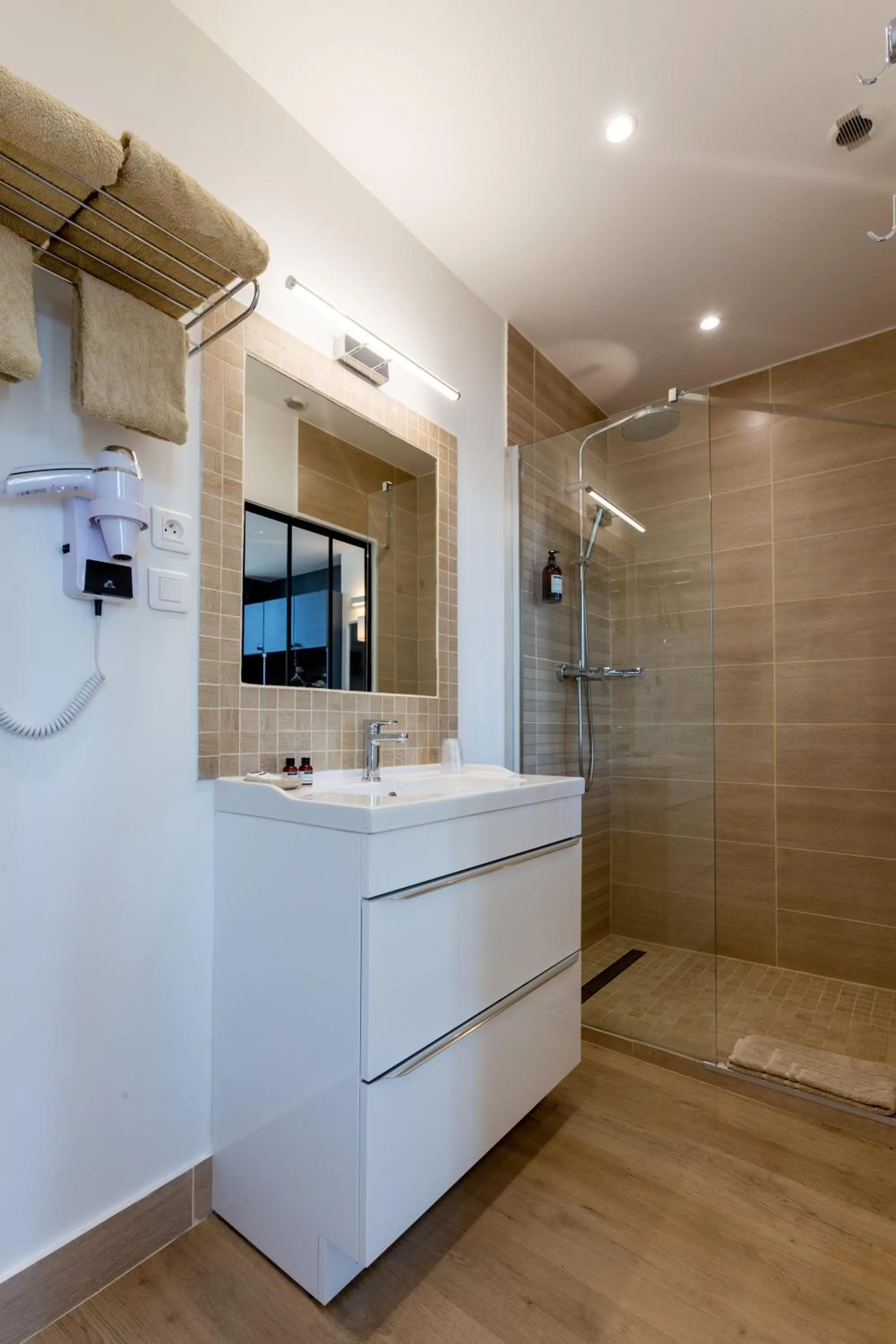 Shower in Cit'Hotel Le Regina Bordeaux Gare Saint-Jean