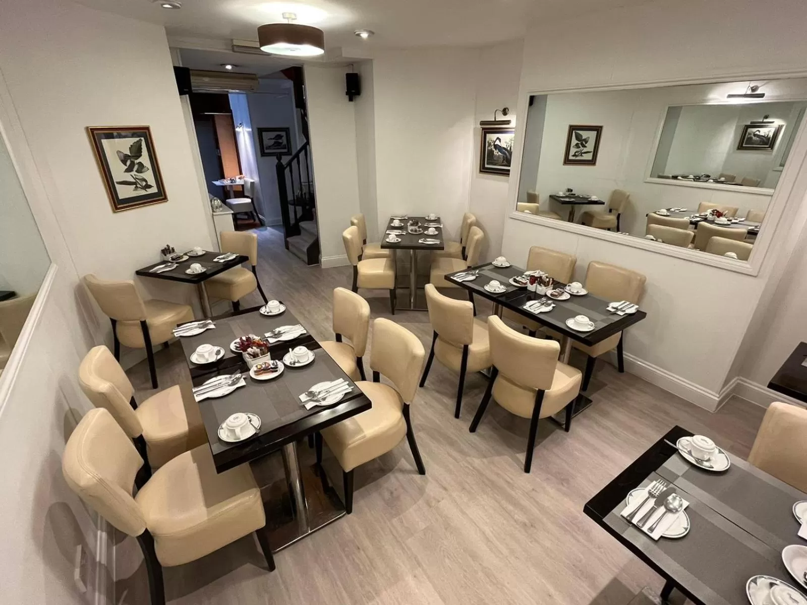 Restaurant/places to eat in Hotel La Place