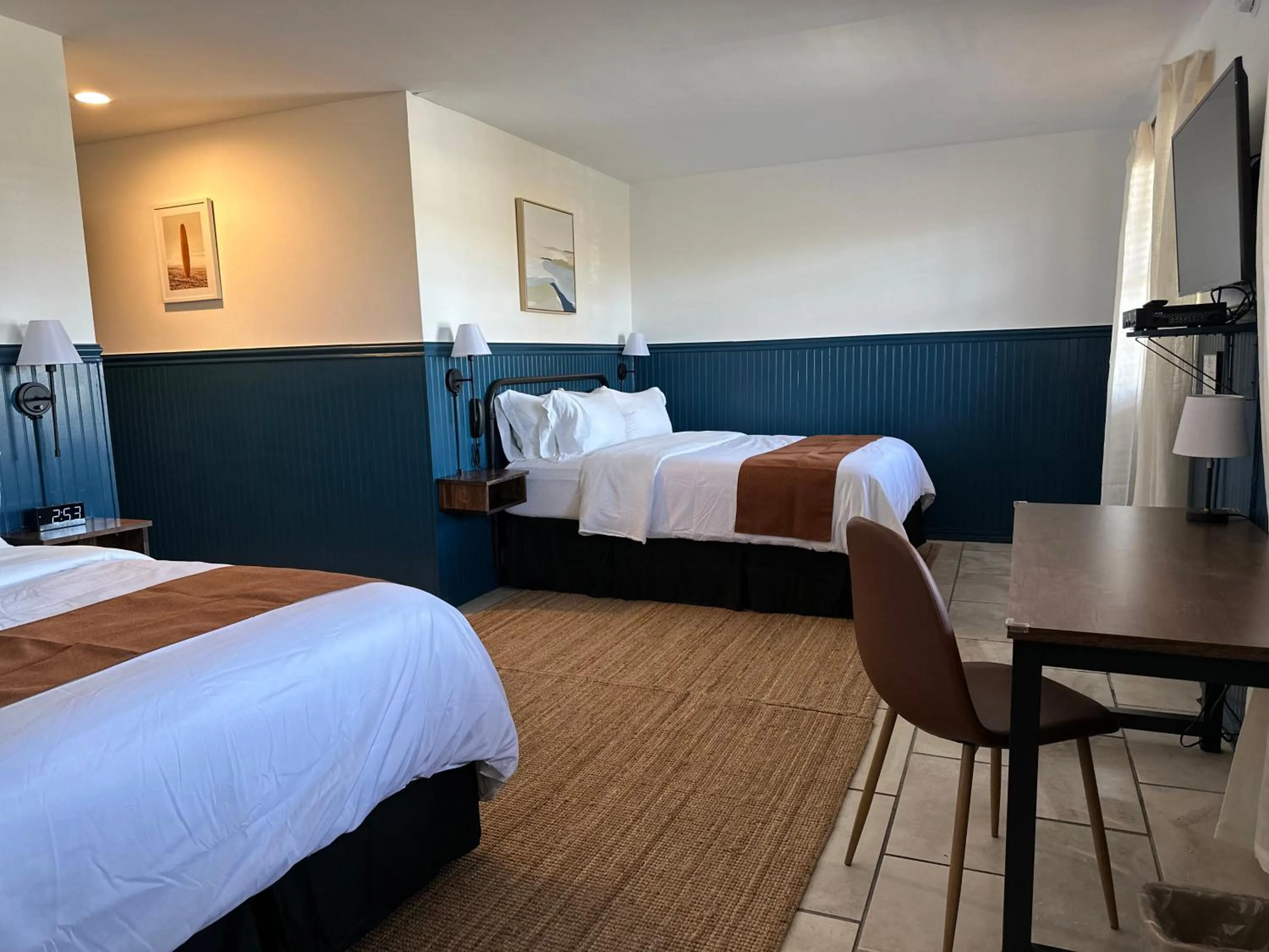 Bed in Budget Host East End Hotel in Riverhead