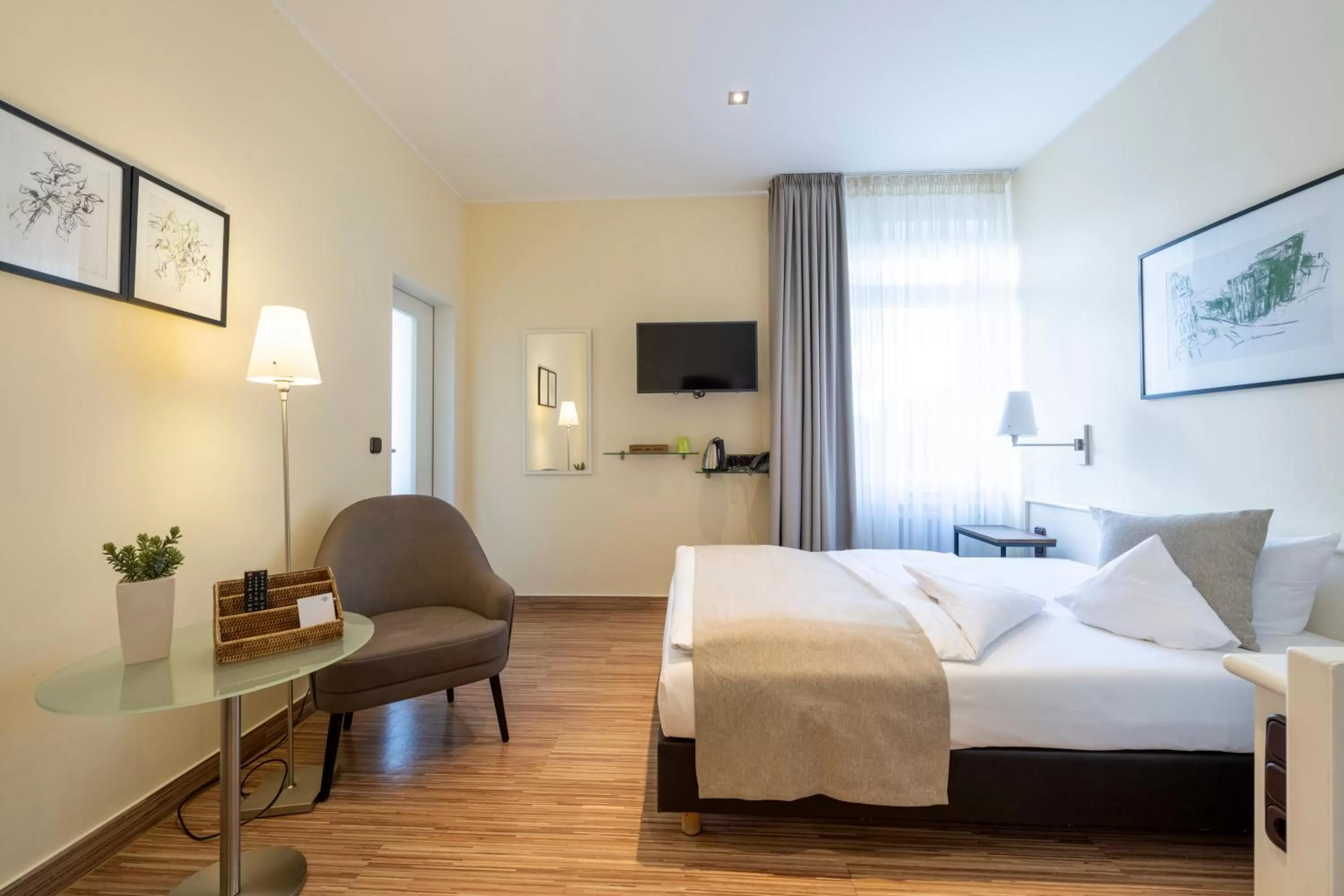 Photo of the whole room, Bed in Hotel Deutscher Hof