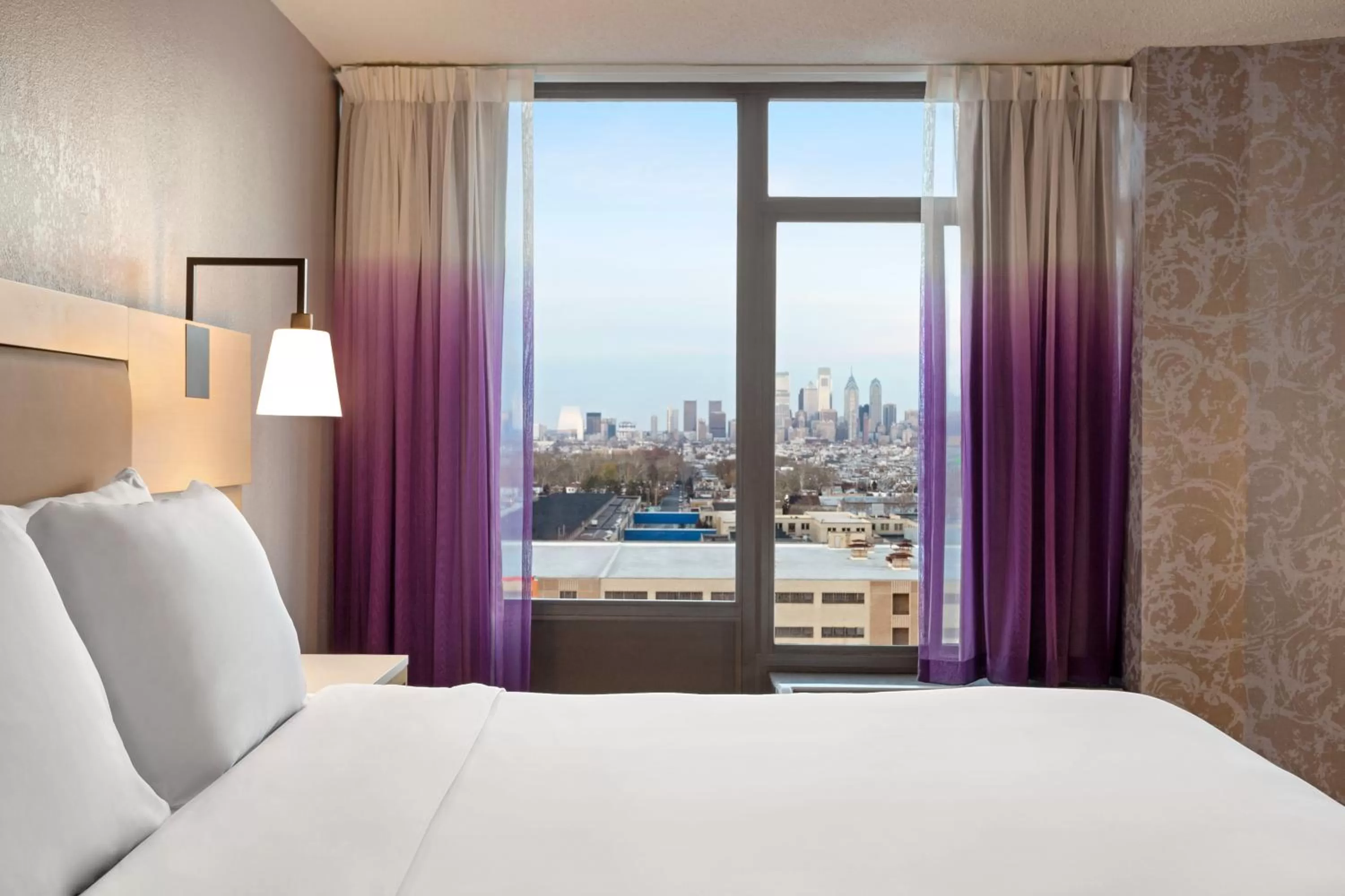 View (from property/room), Bed in Holiday Inn Philadelphia Arpt-Stadium Area by IHG