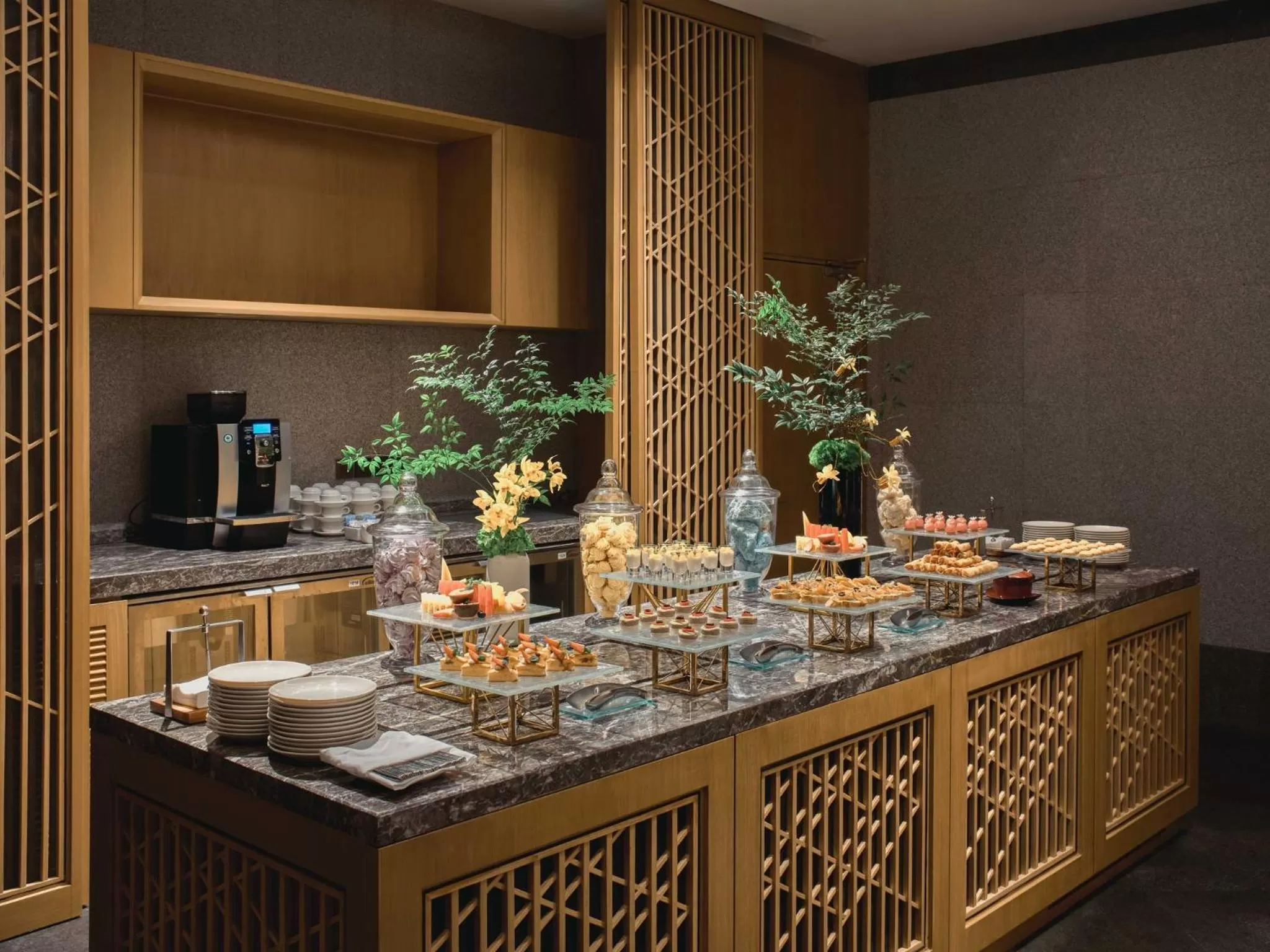 Restaurant/places to eat in Crowne Plaza Sanya Haitang Bay Resort by IHG