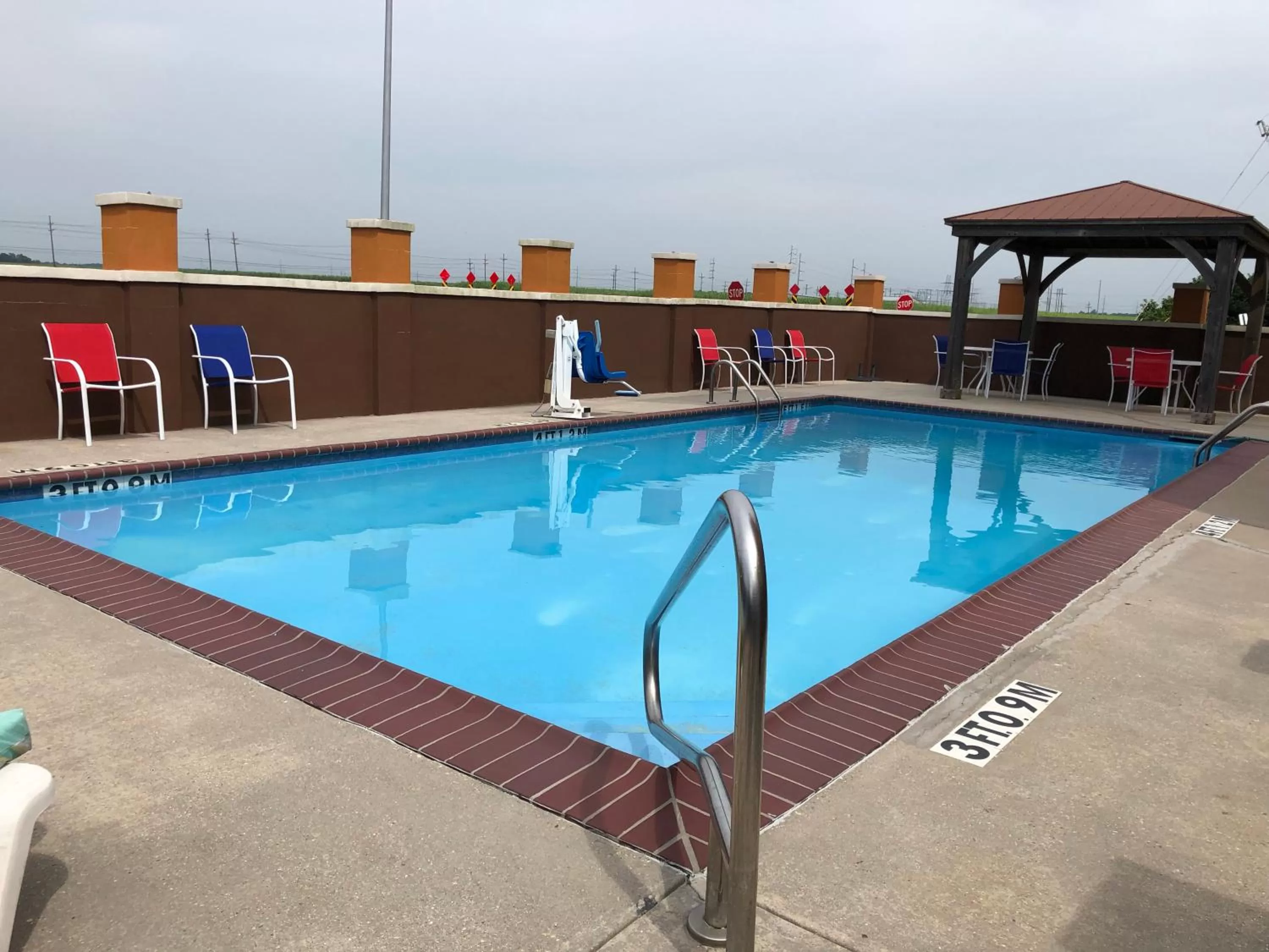 Swimming pool in Days Inn & Suites by Wyndham Thibodaux