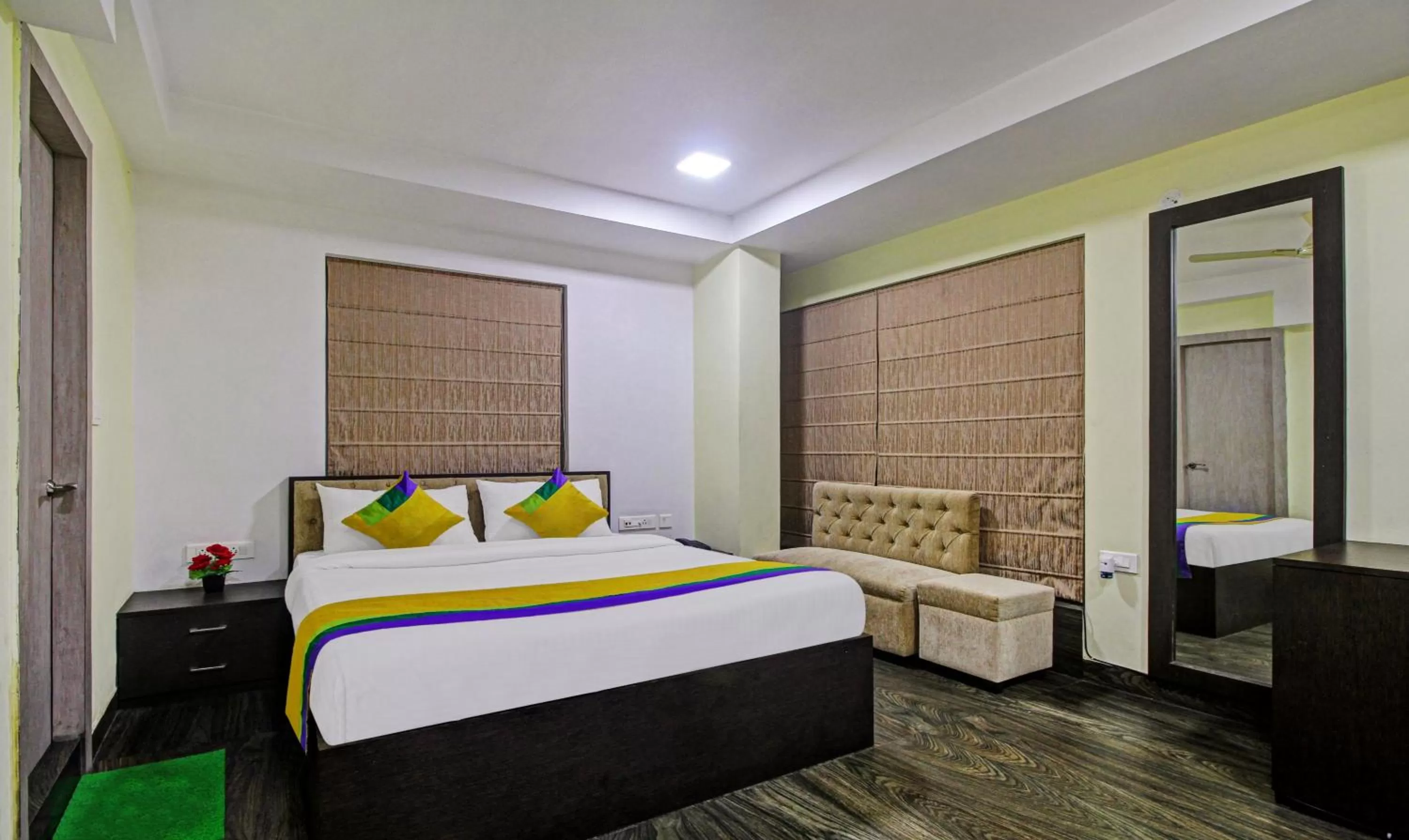 Photo of the whole room, Bed in Itsy Hotels Reotel Near Rabindra Sarobar