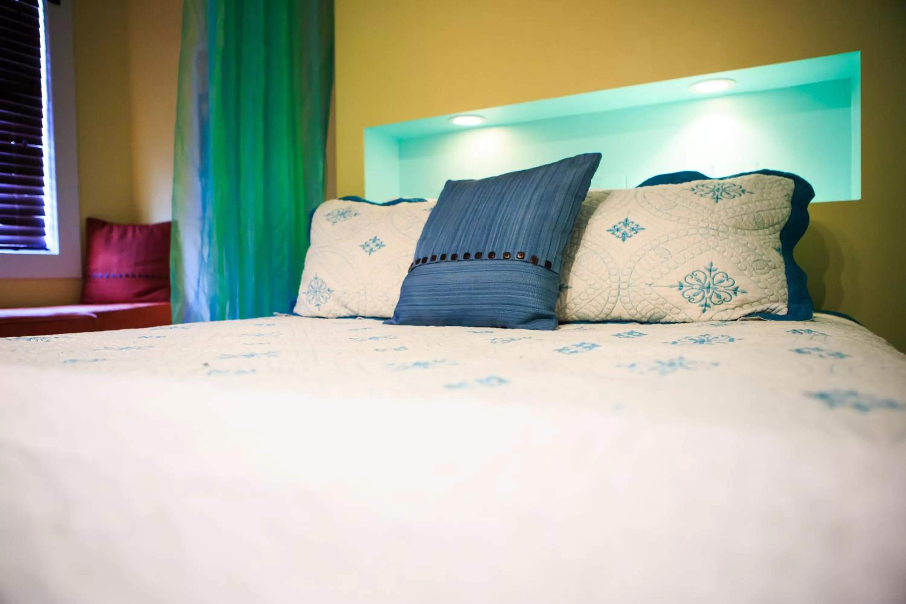 Bedroom, Bed in Leaside Manor