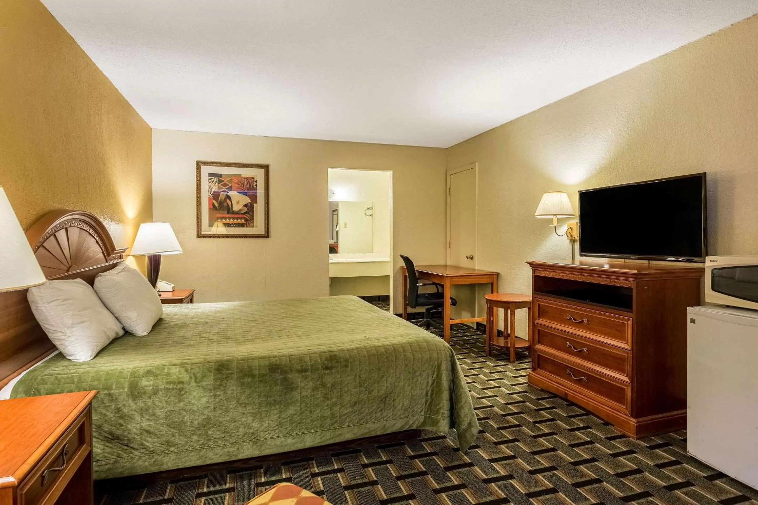 Bedroom, Bed in Rodeway Inn Denmark-Jackson