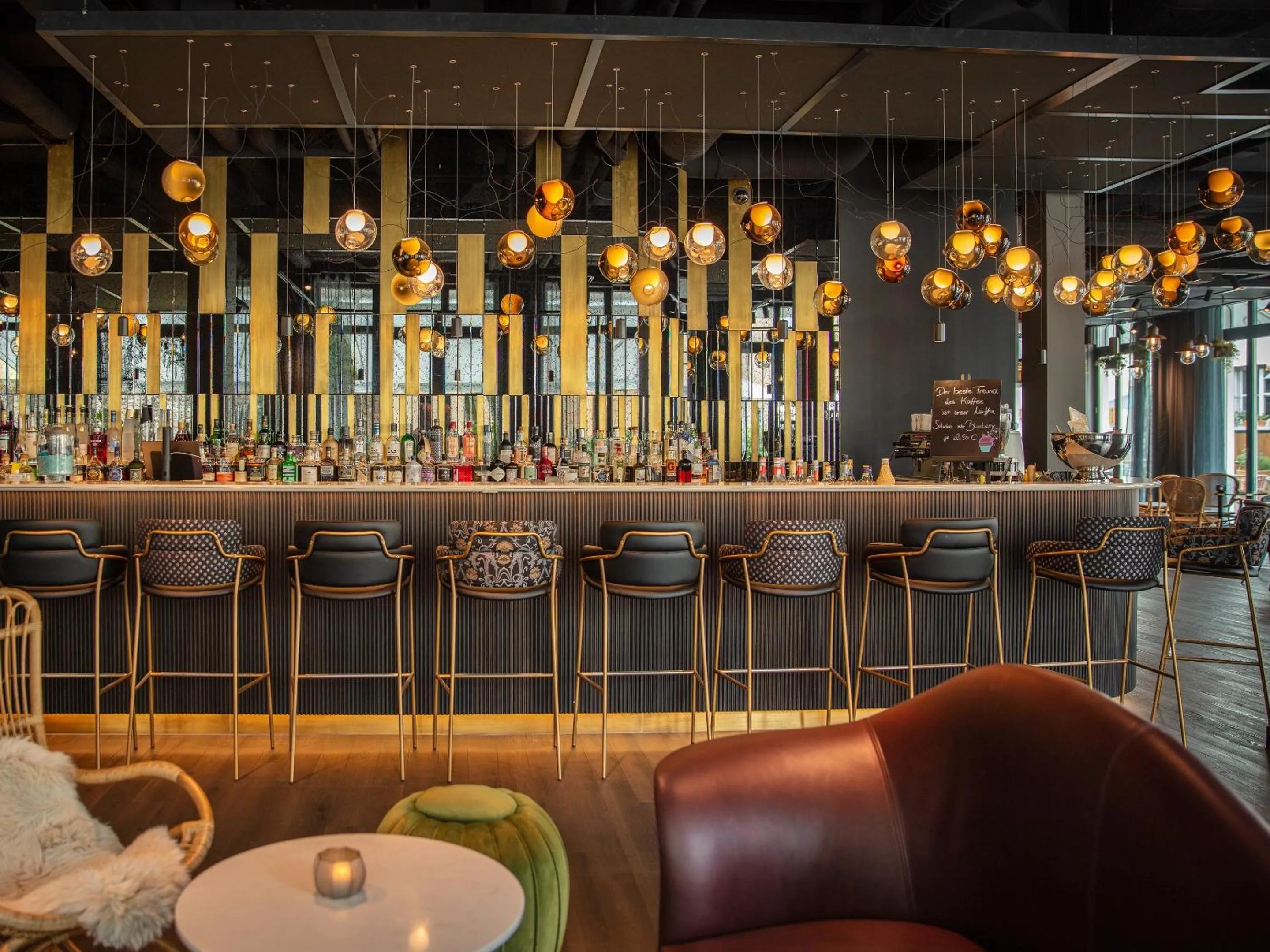 Lounge or bar in Motel One Saarbrücken