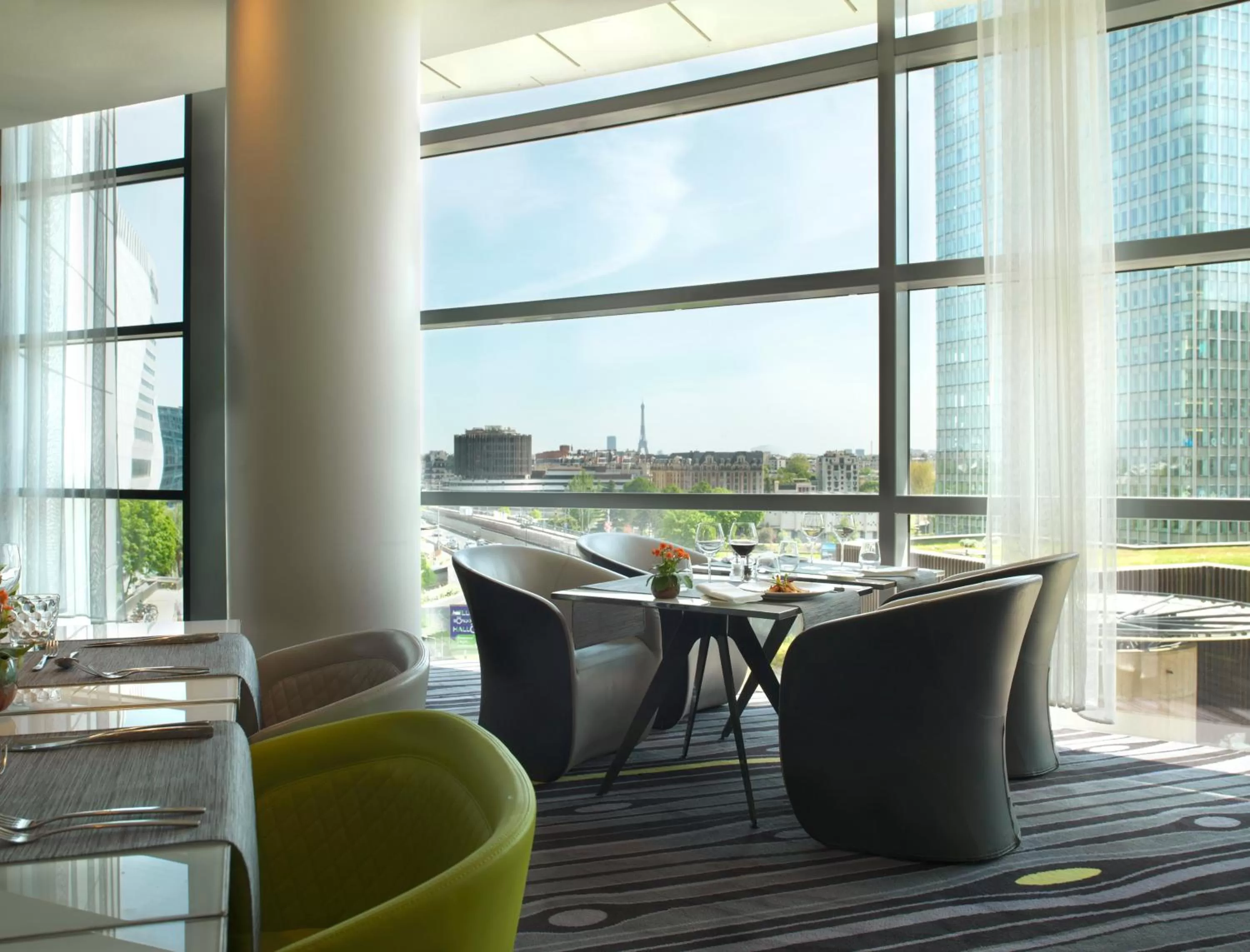 Restaurant/places to eat in Melia Paris La Defense
