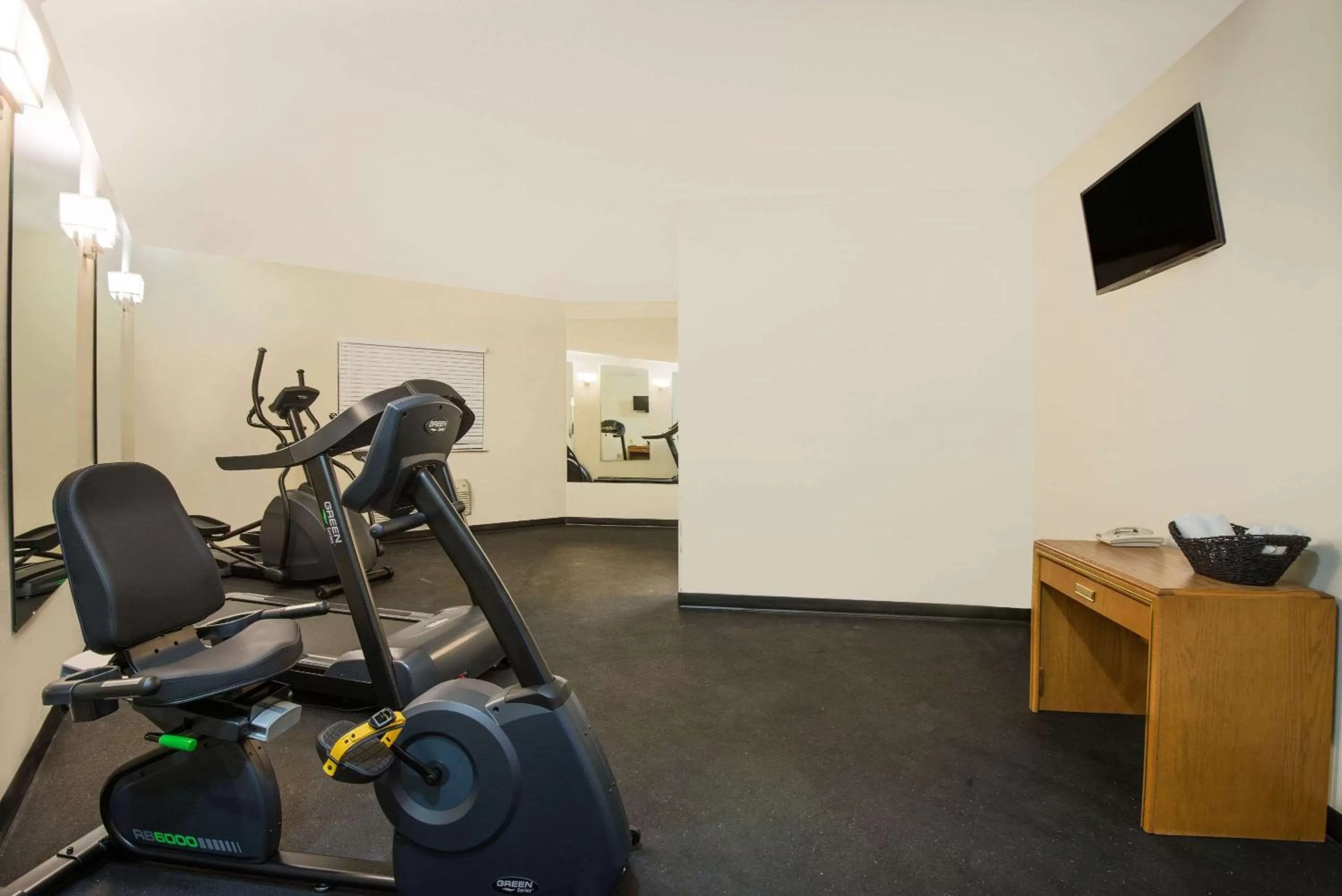 Fitness centre/facilities in Super 8 by Wyndham Grove City