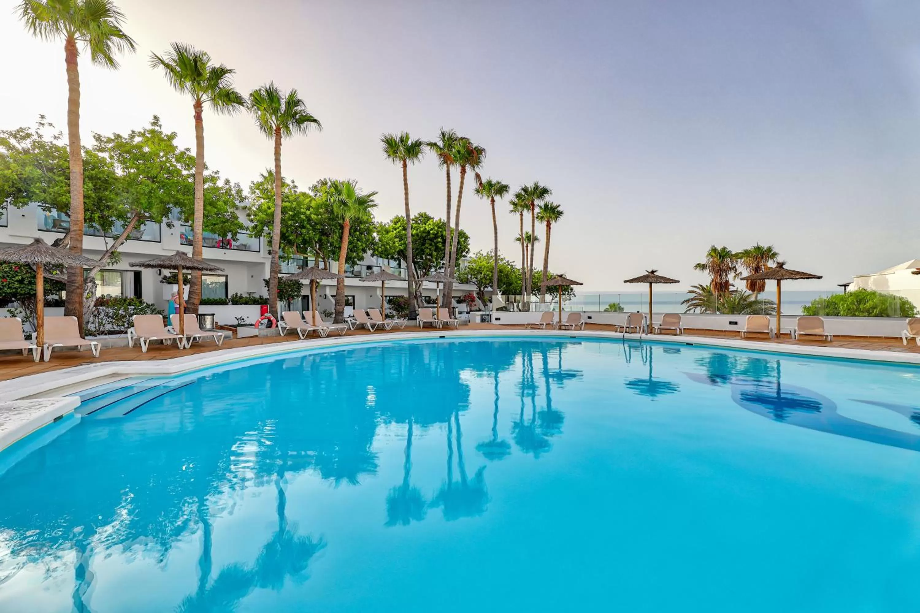 Swimming pool in Hotel THB Flora