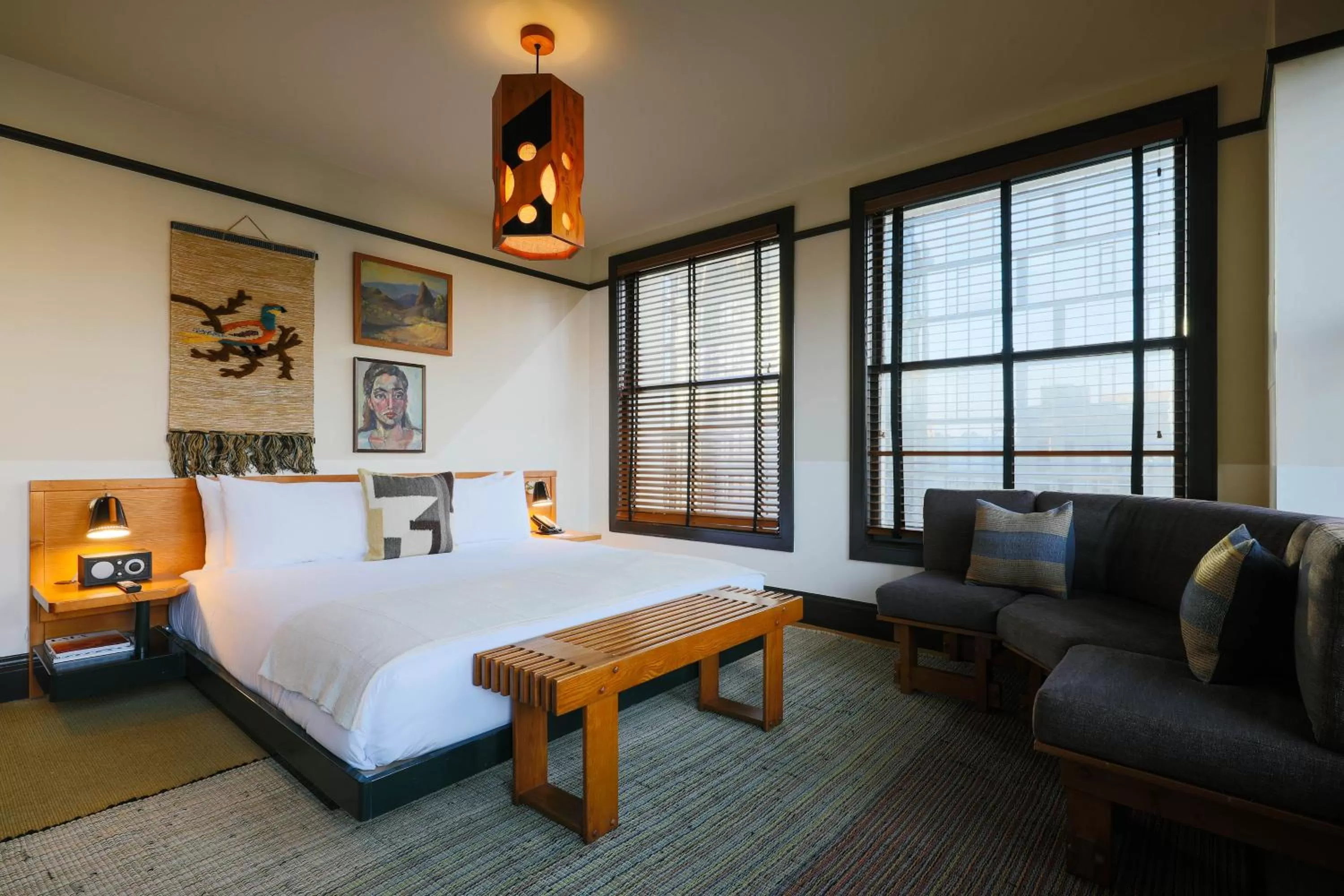 Seating area, Bed in Freehand Los Angeles