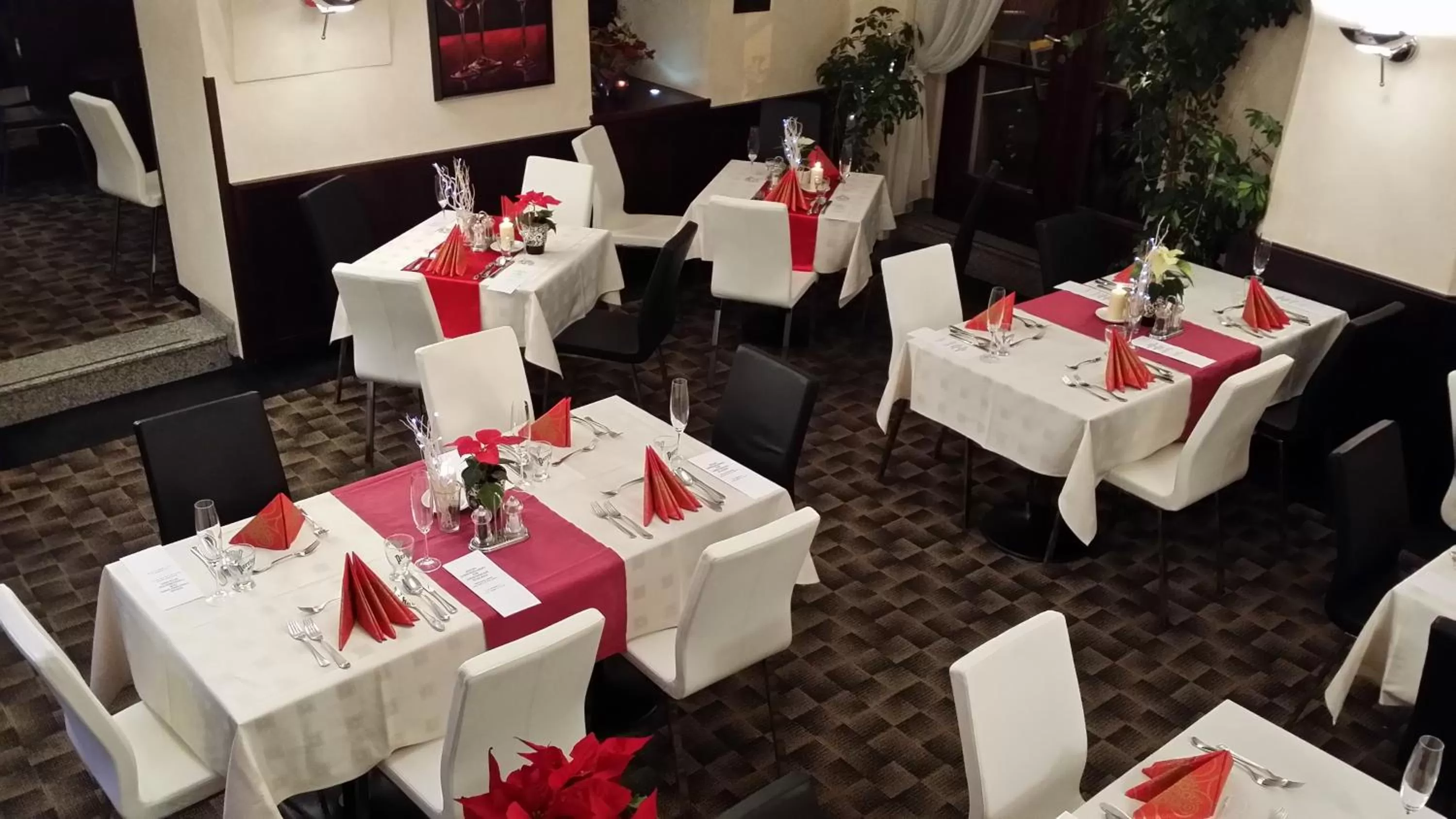 Restaurant/places to eat in Hotel Grand