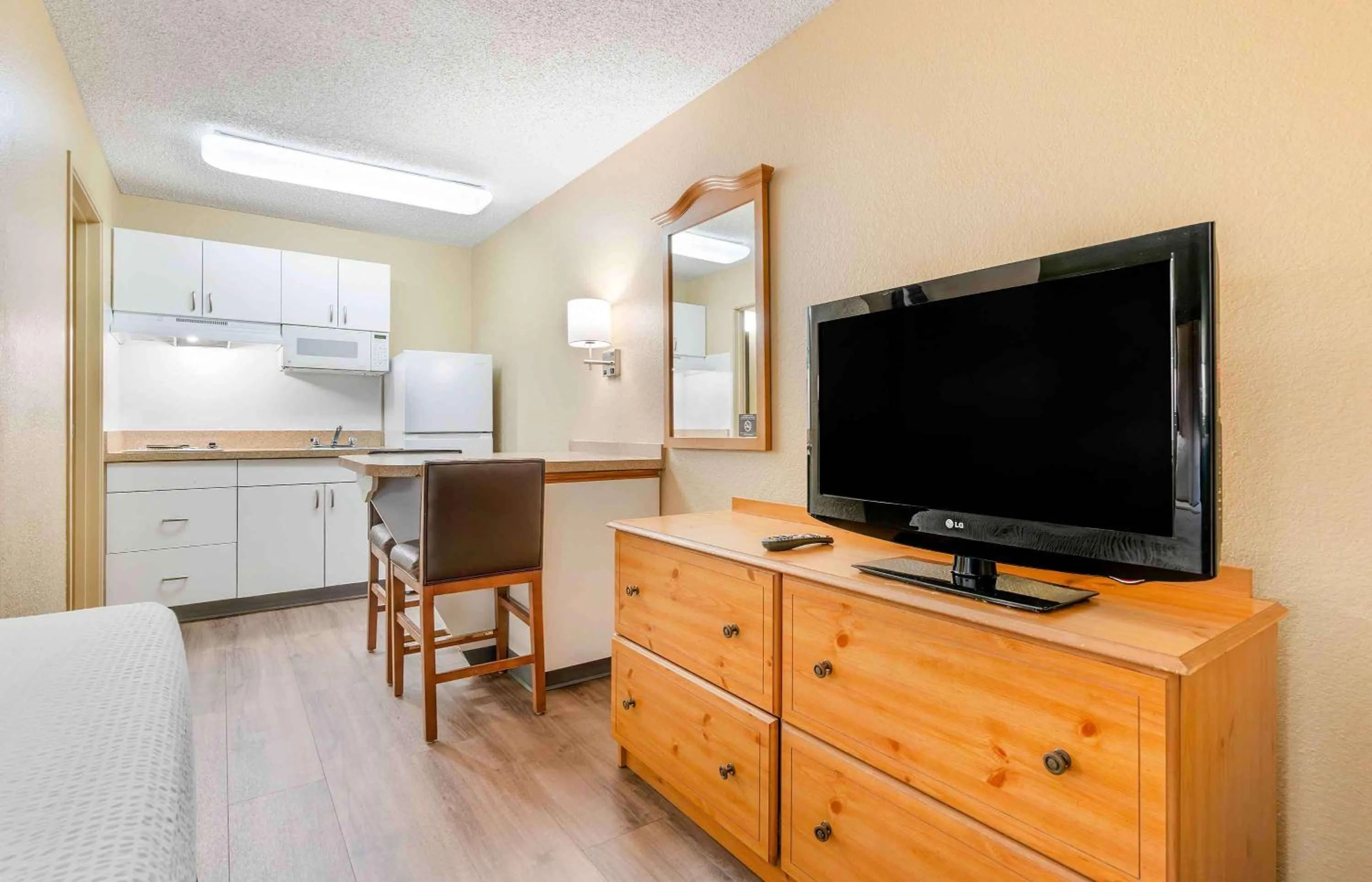 Bedroom in Extended Stay America Suites - Portland - Tigard