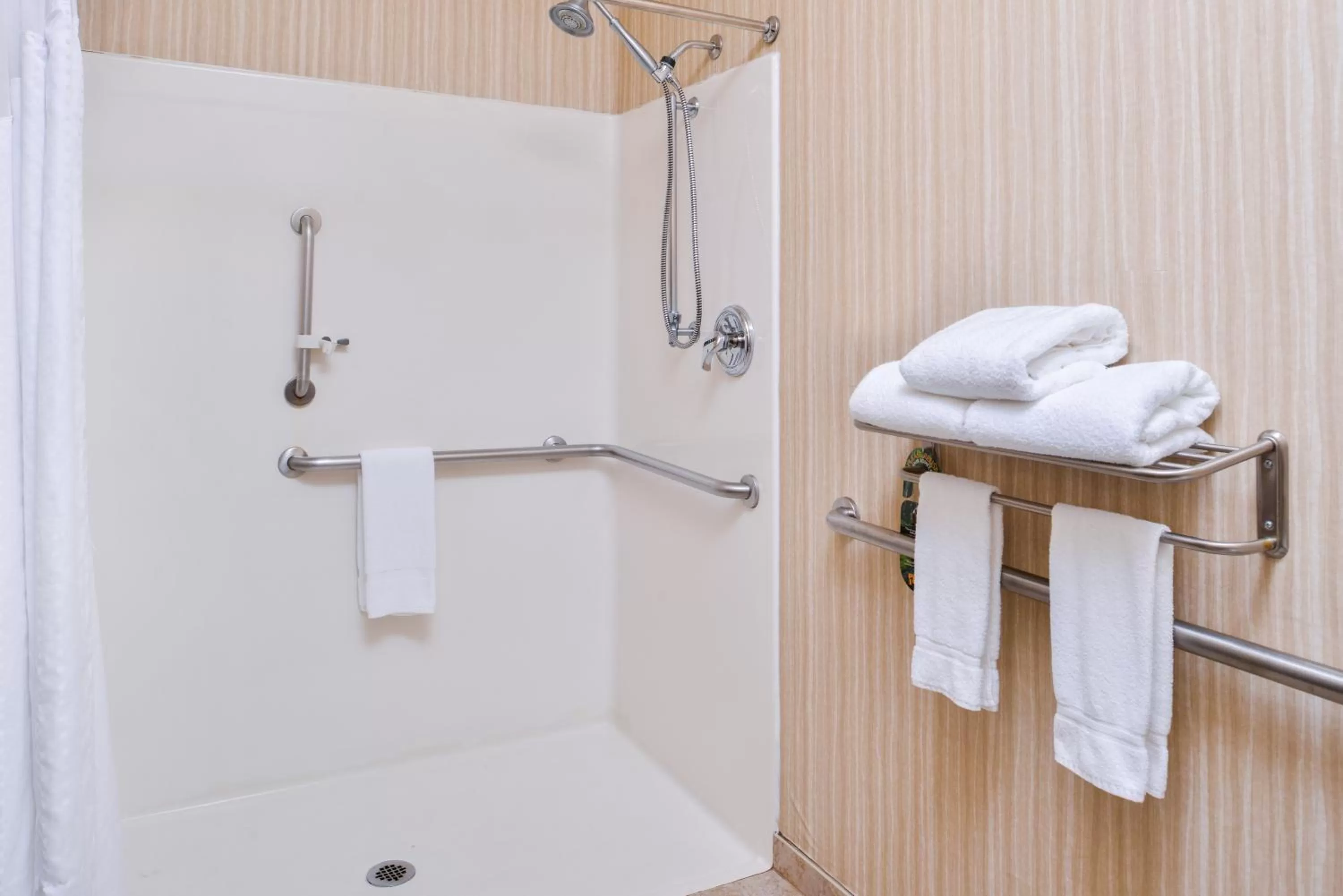 Queen Room with Mobility Roll in Shower in Holiday Inn Express Hotel & Suites Portland - Jantzen Beach, an IHG Hotel