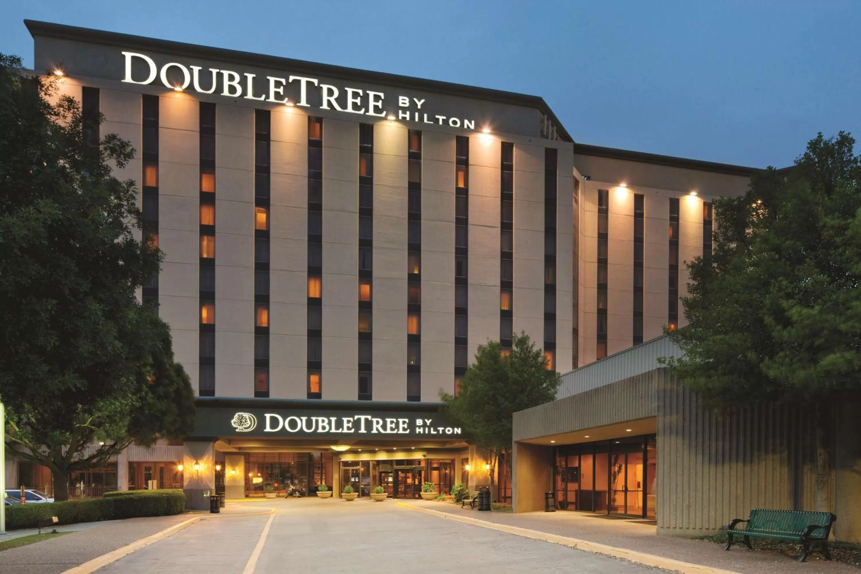 Property building in DoubleTree by Hilton Dallas Near the Galleria