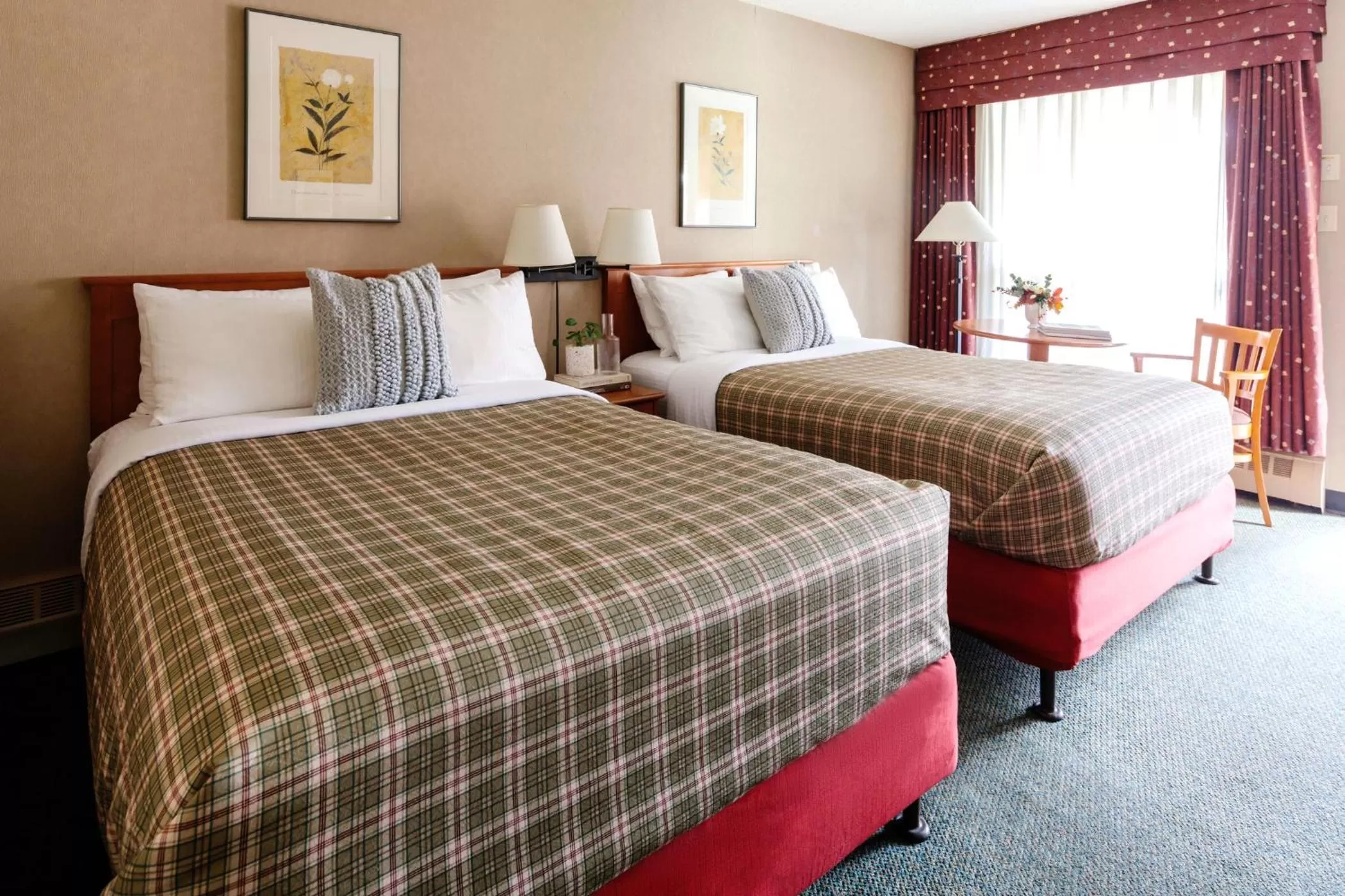 Bed in Marmot Lodge Jasper