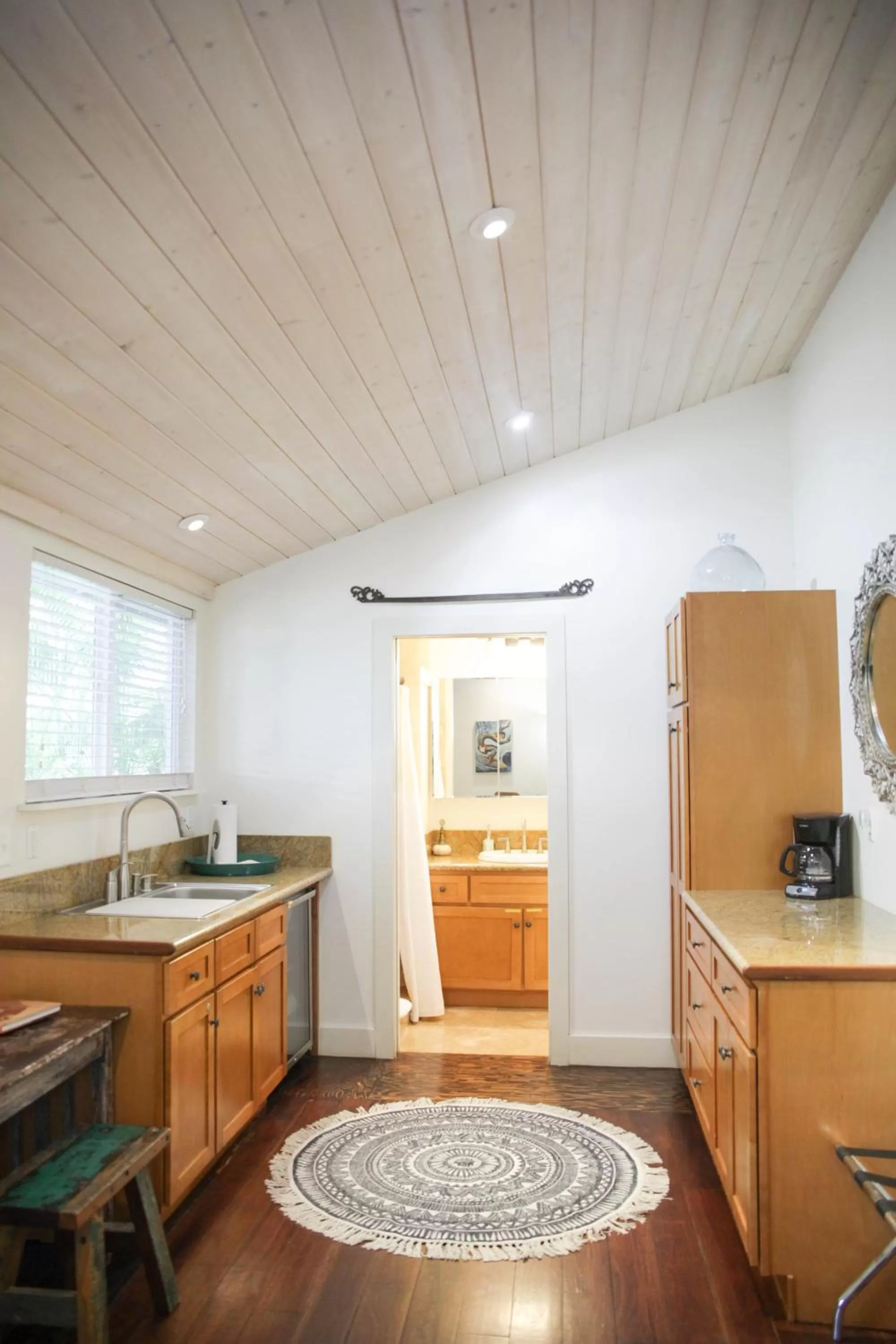 Kitchen or kitchenette in Paia Inn