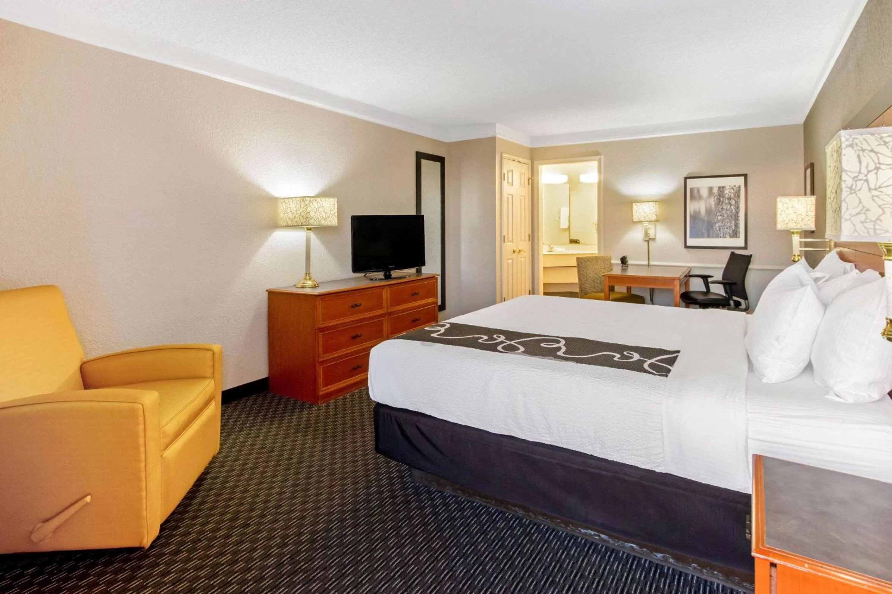 Photo of the whole room, Bed in La Quinta Inn by Wyndham Santa Fe