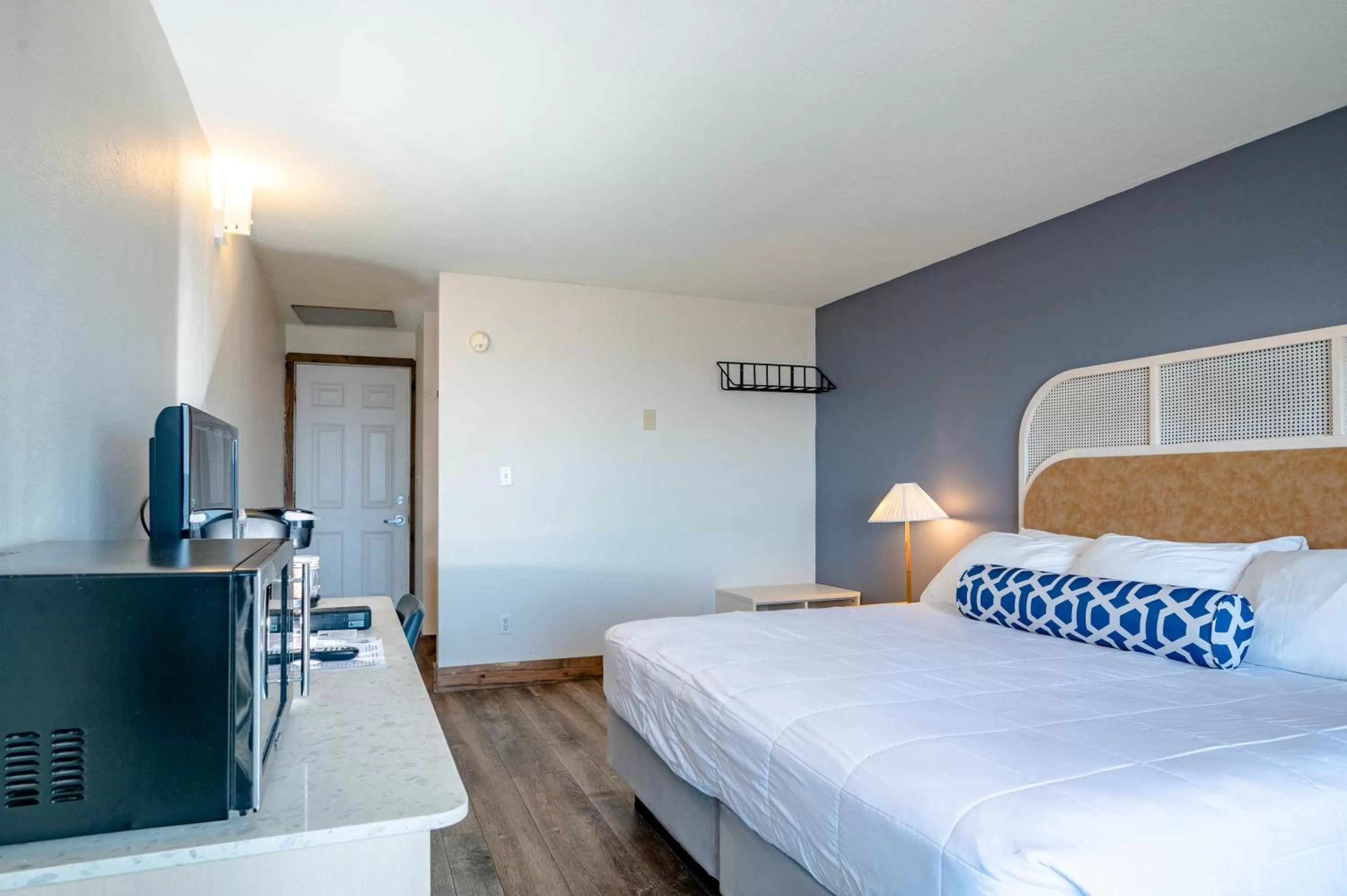 Bedroom, Bed in Seagull Beachfront Inn