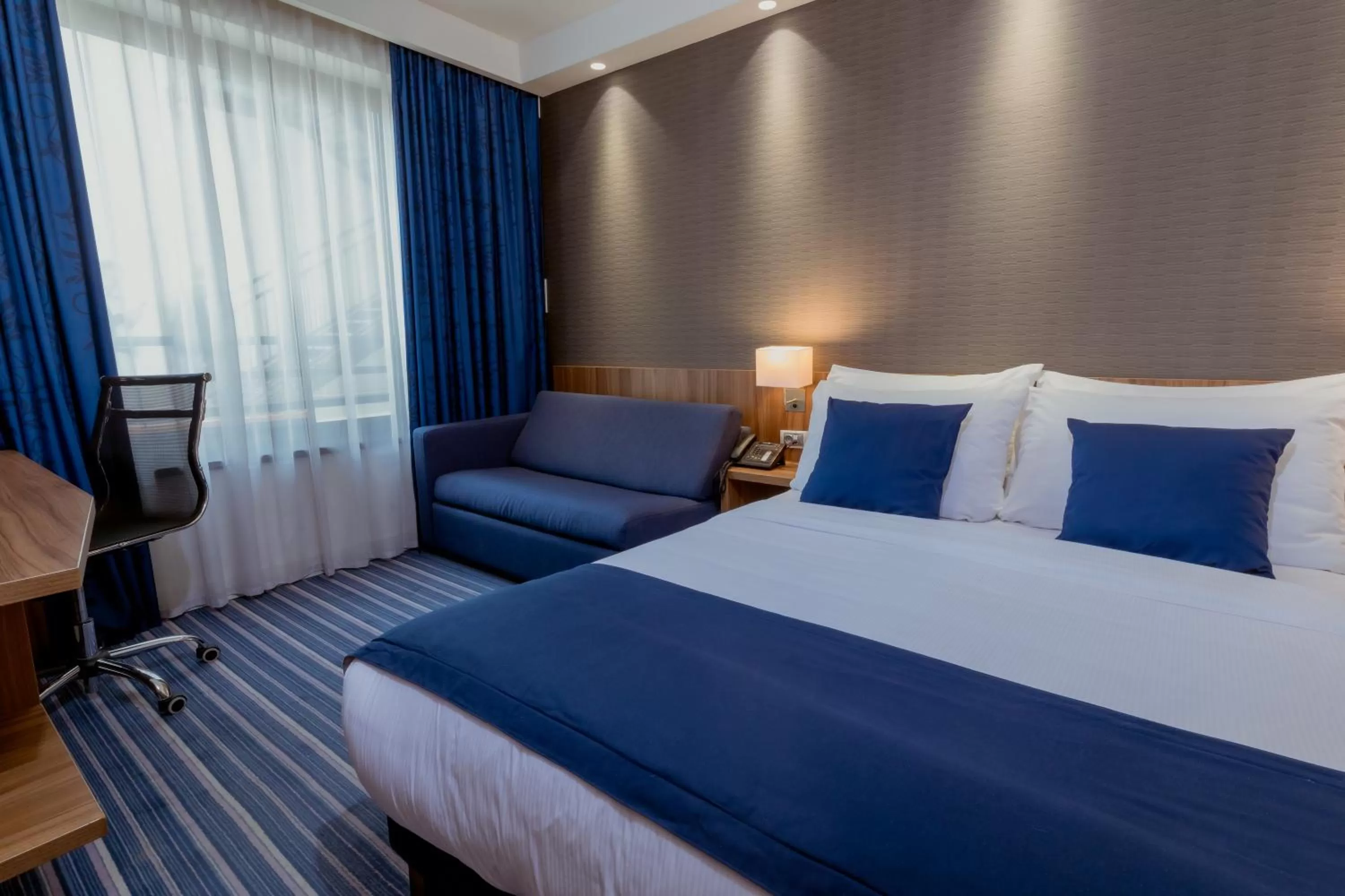 Property building, Bed in Holiday Inn Express Belgrade - City, an IHG Hotel
