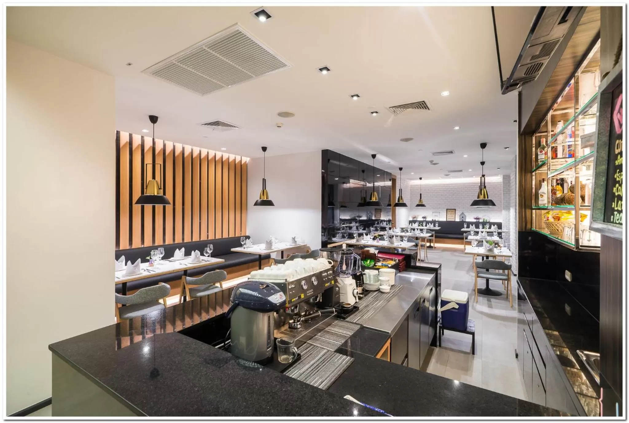 Restaurant/Places to Eat in Sea Me Spring Tree Hotel