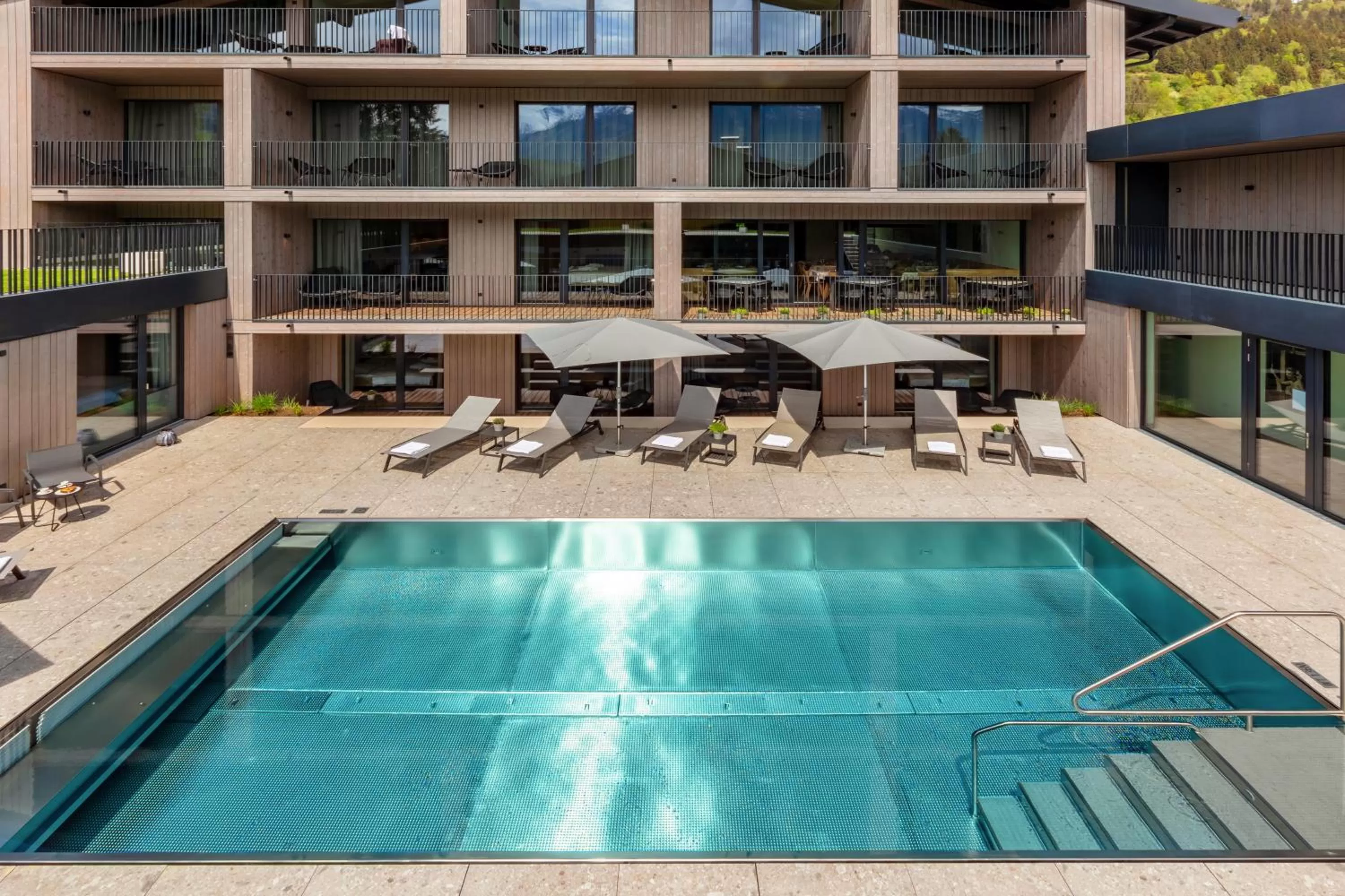 Swimming pool in Emma Deluxe Aparthotel direkt beim Skibus